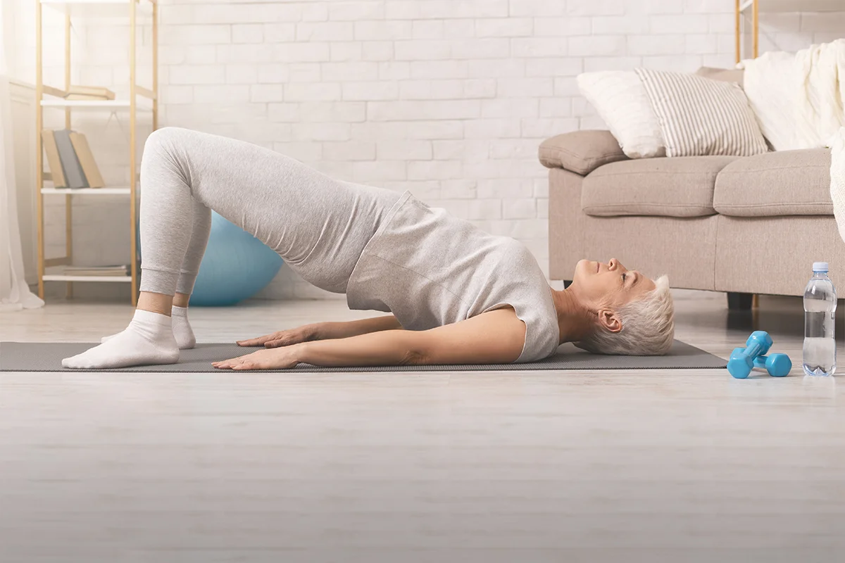 ピラティスをするシニア女性