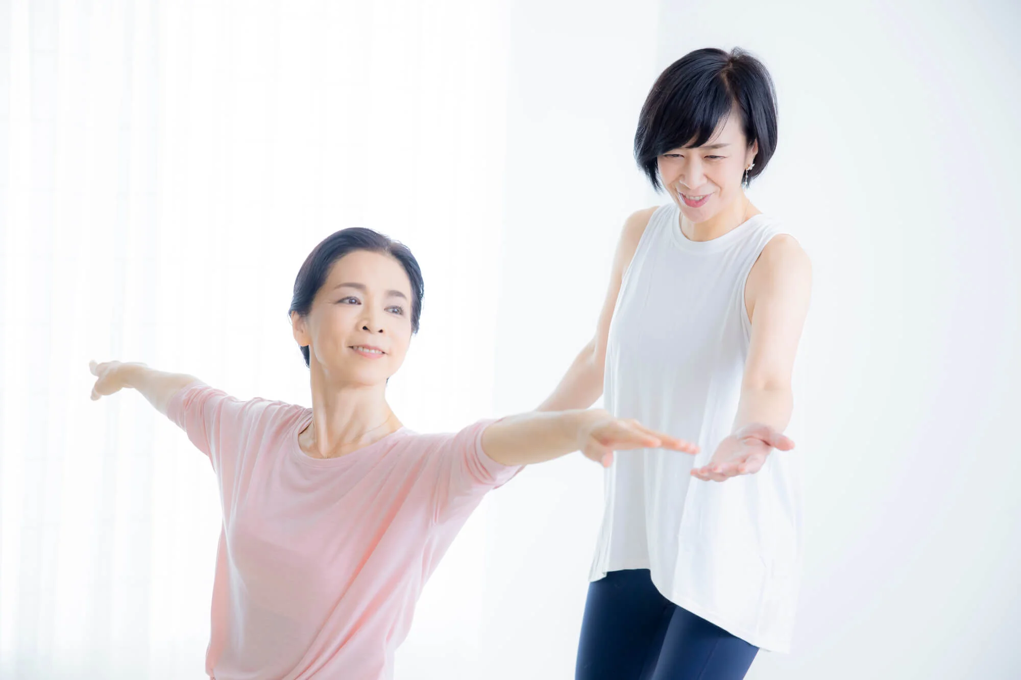 アドバイスを受けながらエクササイズをする女性