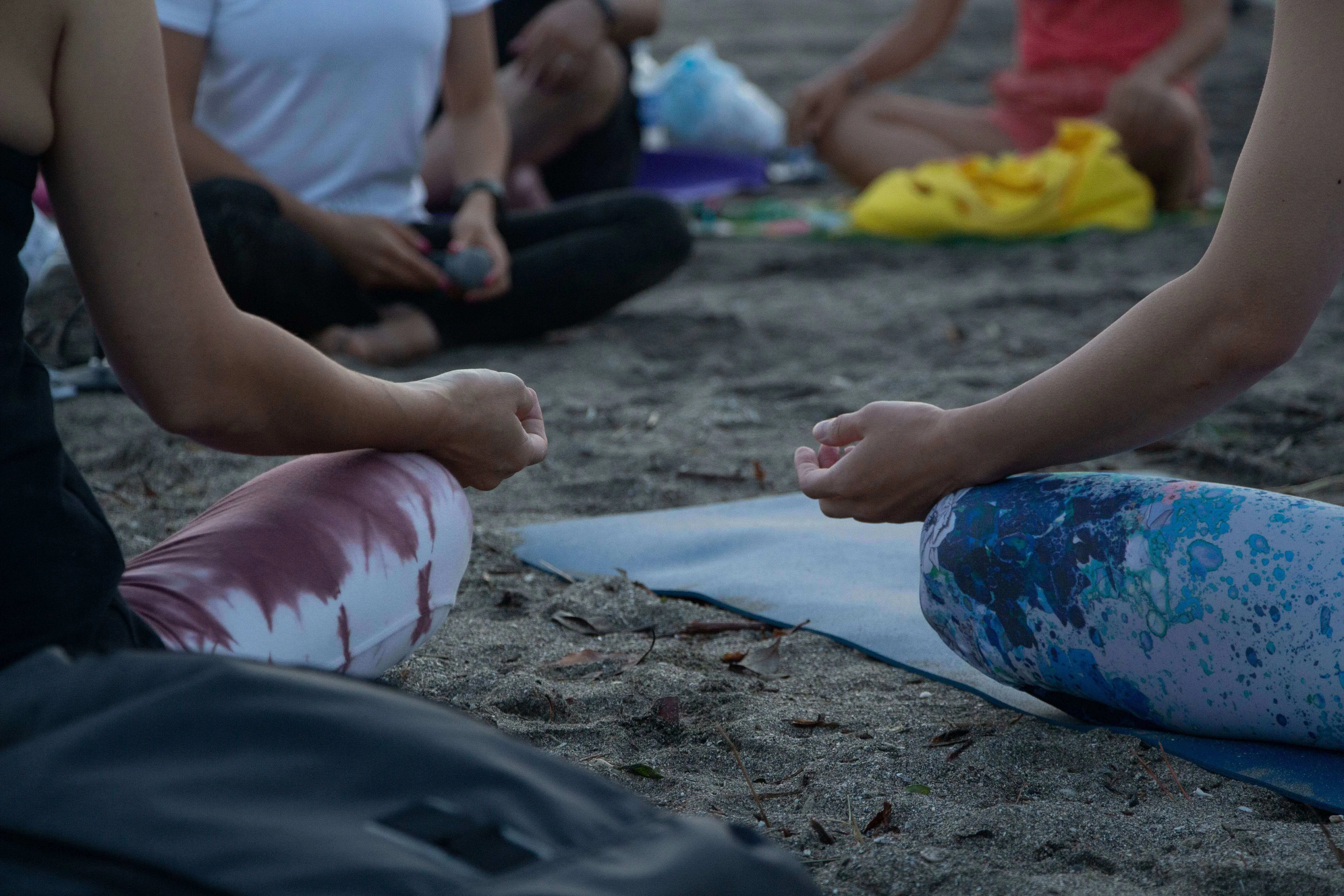 ヨガをする人たち