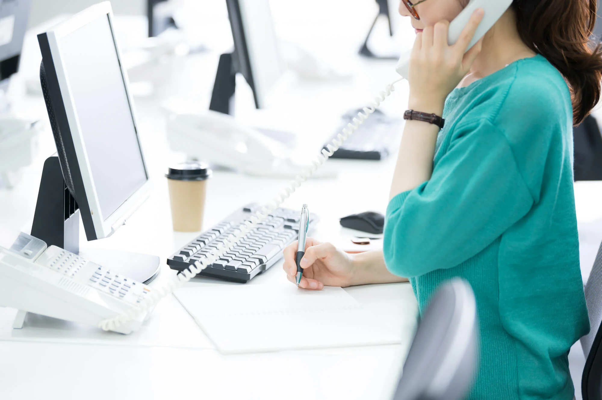 デスクワークをしている女性