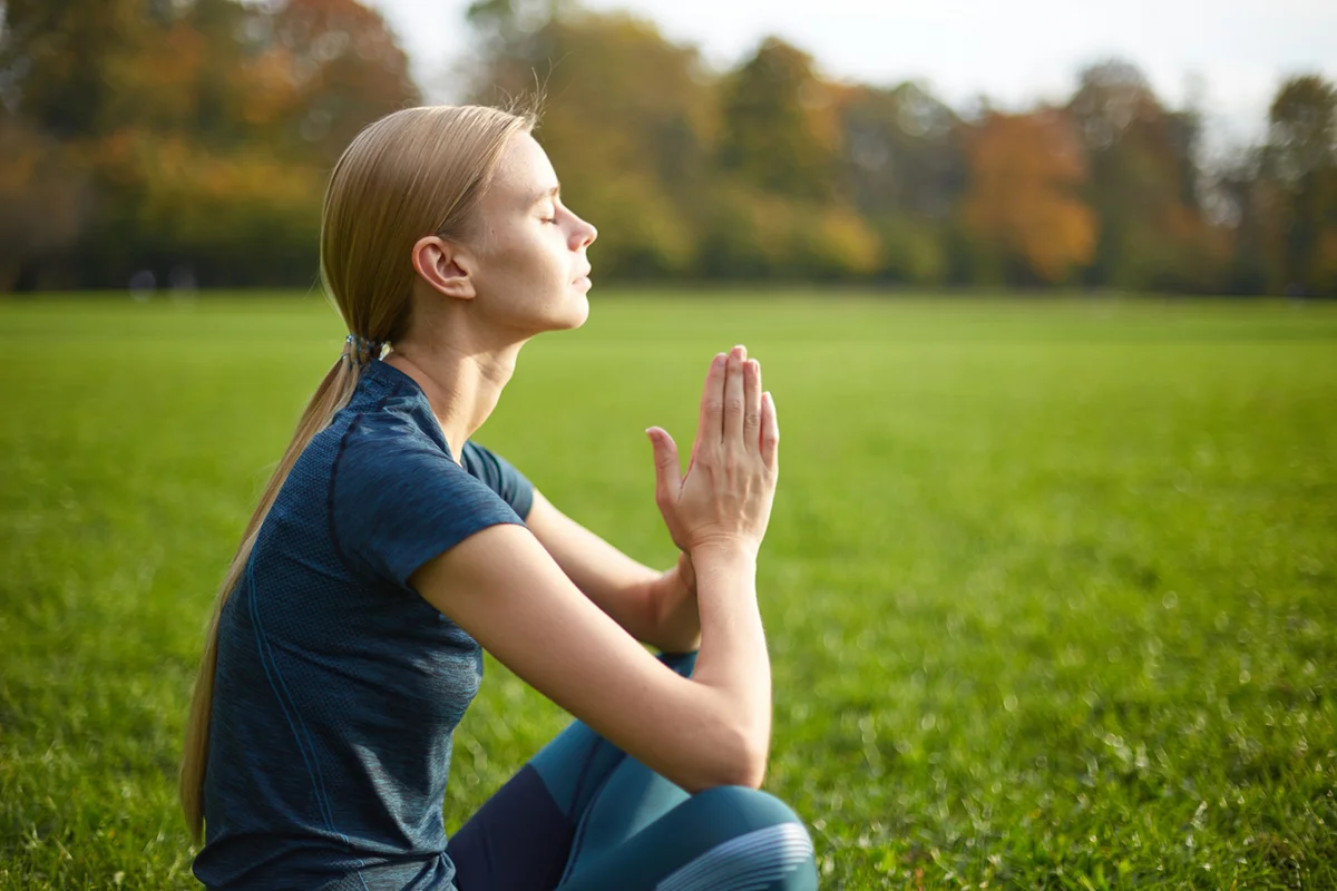 ヨガの体側伸ばしのポーズはどんな効果が期待できる?