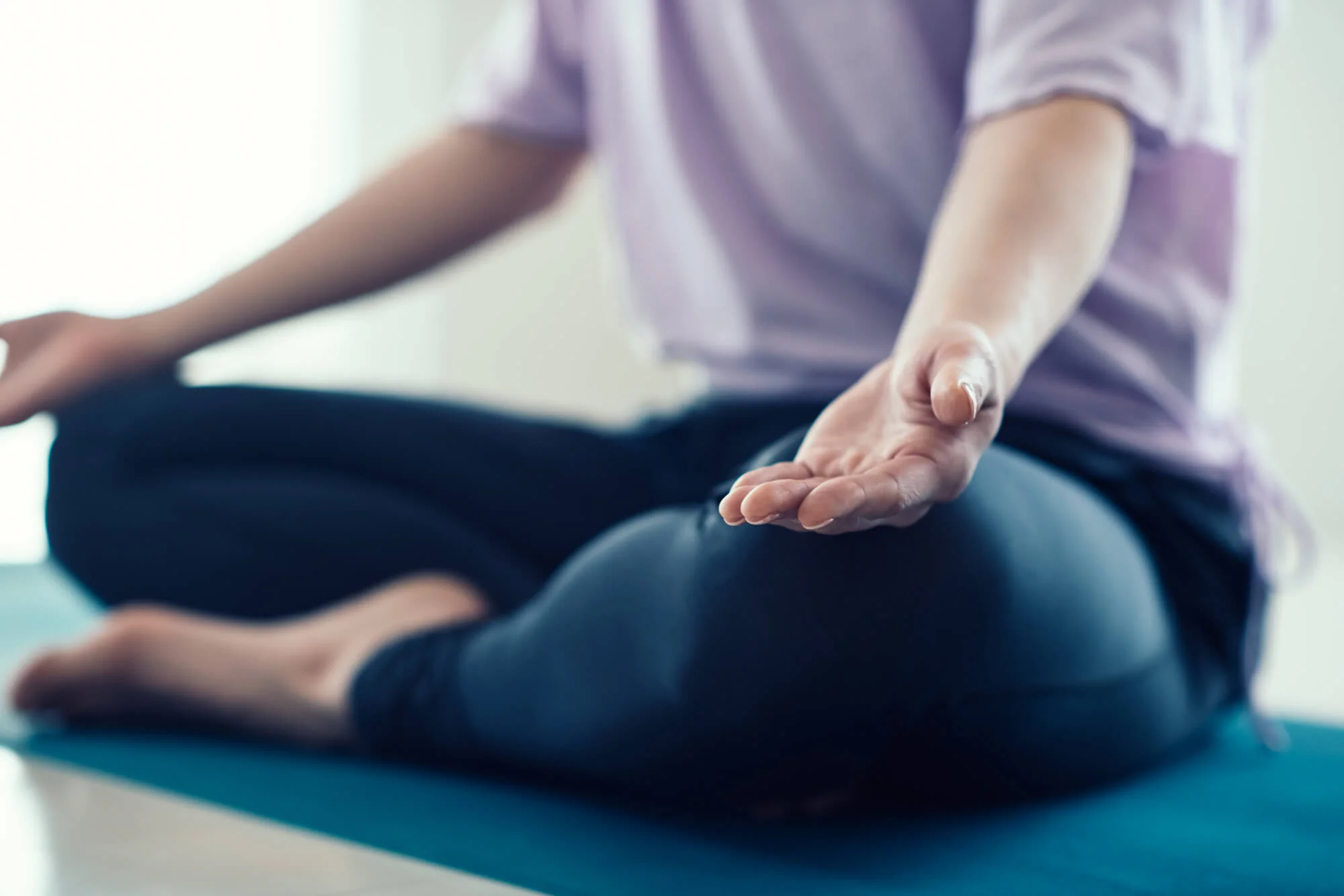 あぐらをかいて瞑想をする人