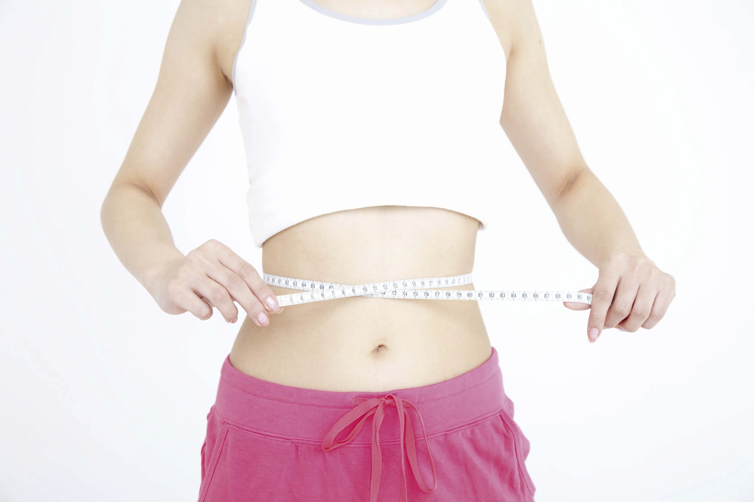 腹囲を図る女性