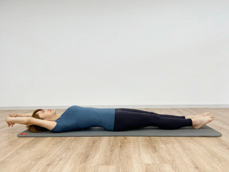 ピラティスをする女性