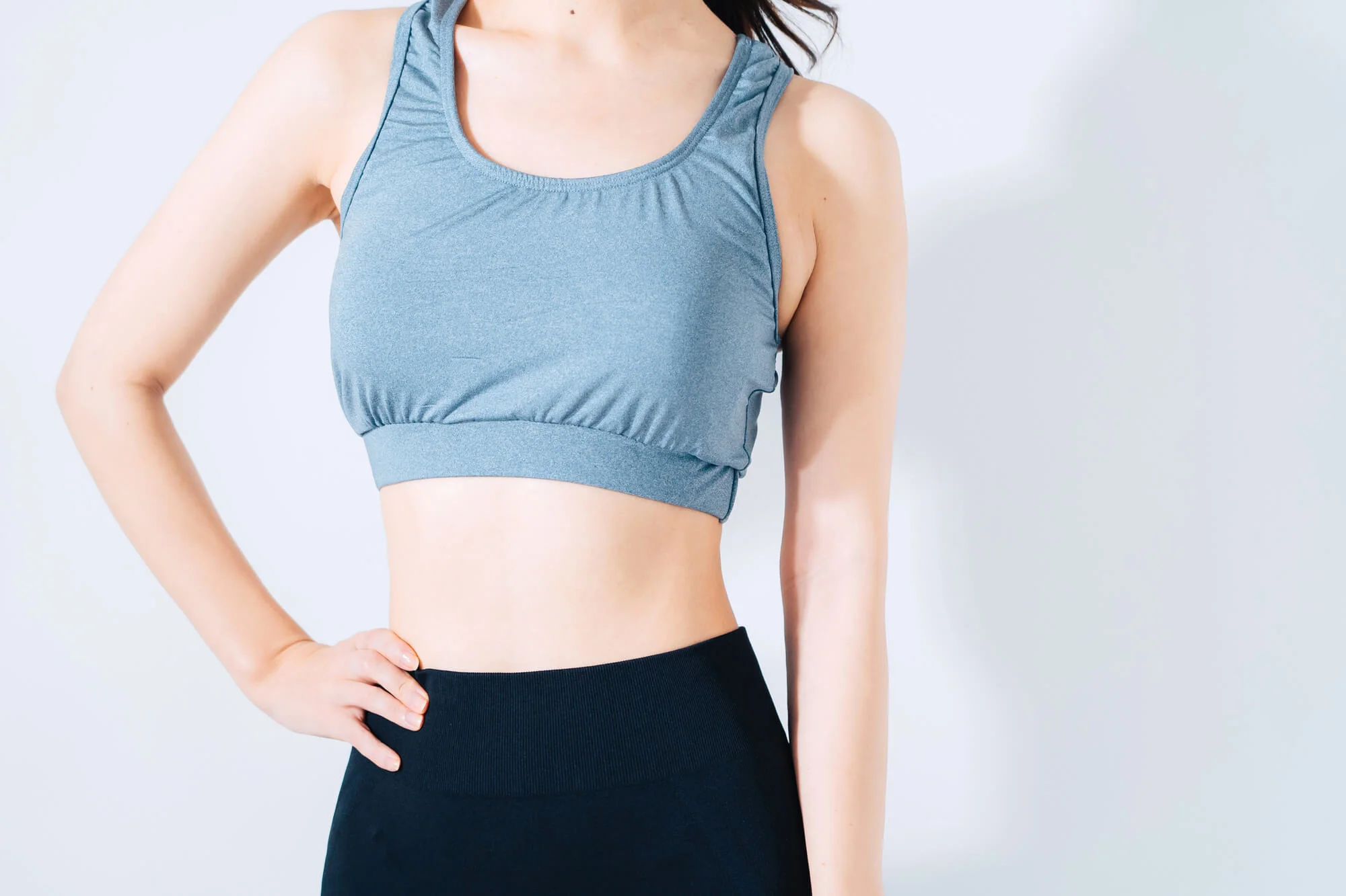 腰に手を当てて立つ女性