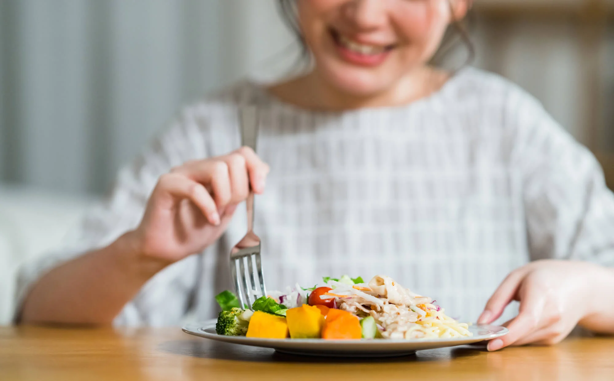 サラダを食べる女性