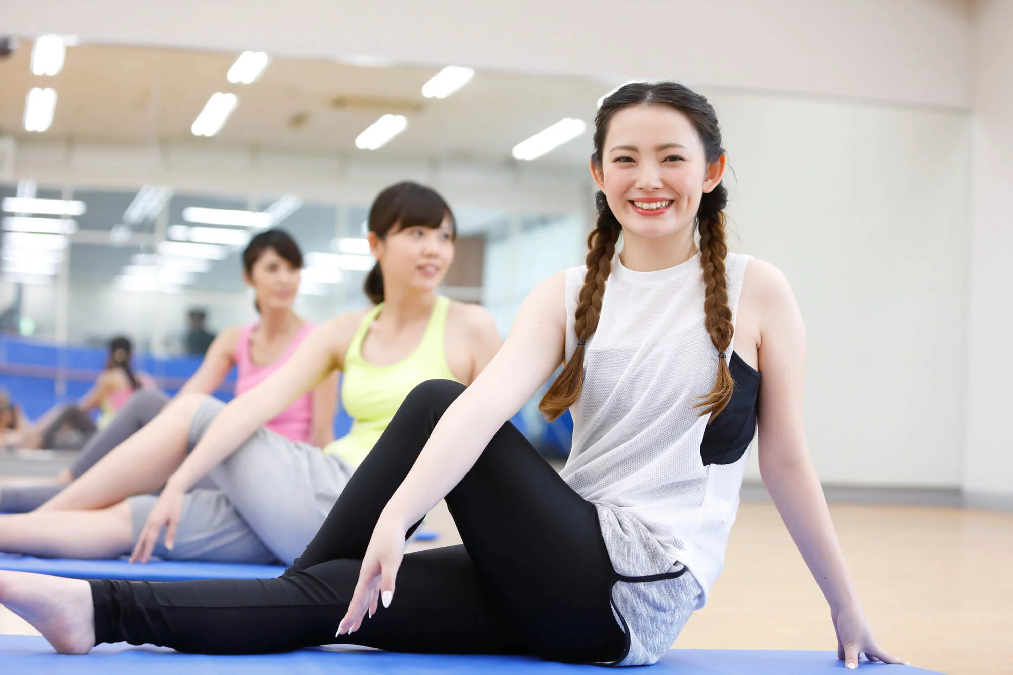 スタジオでストレッチをする女性たち