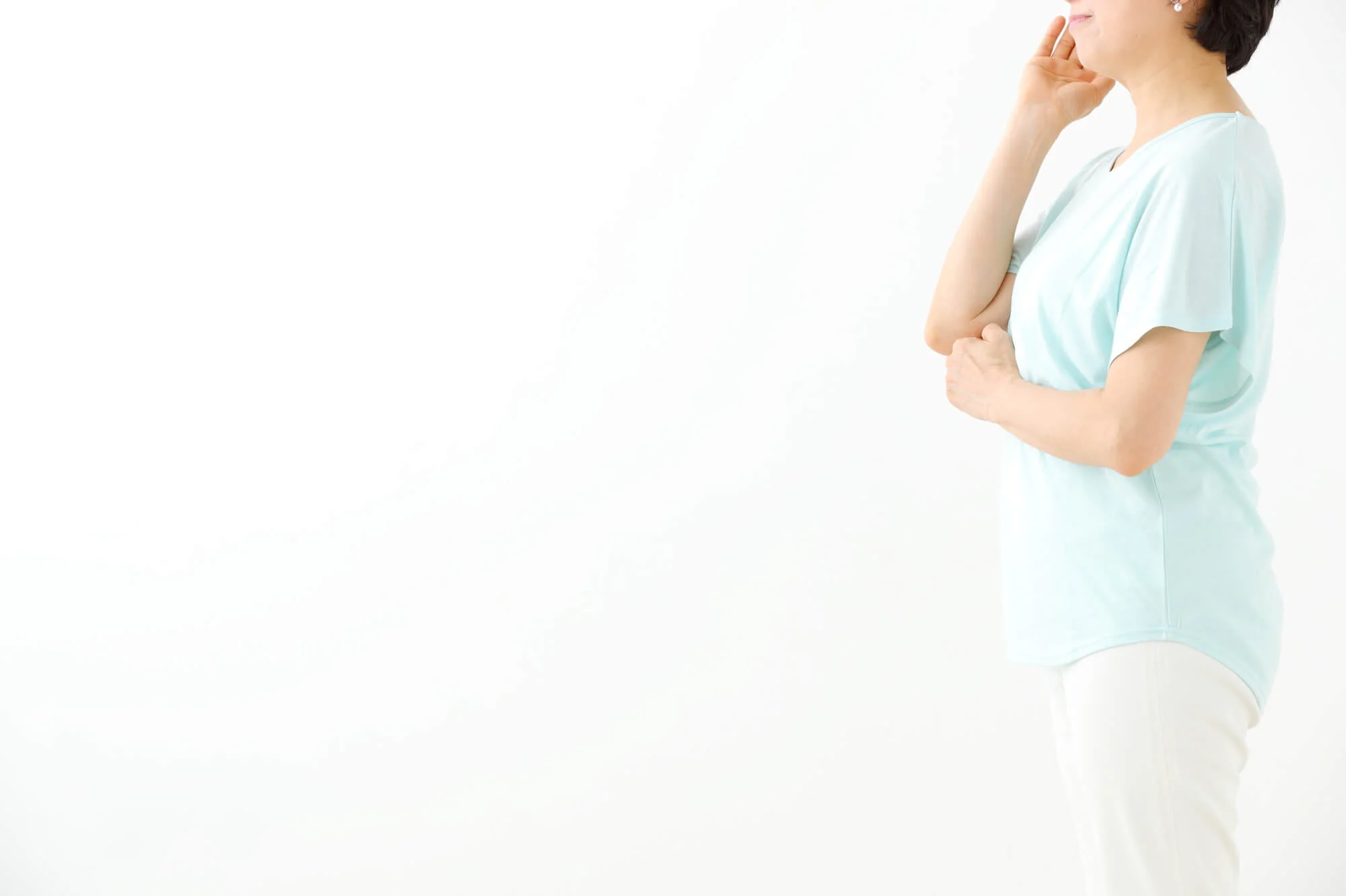 考え込むようなポーズをする女性