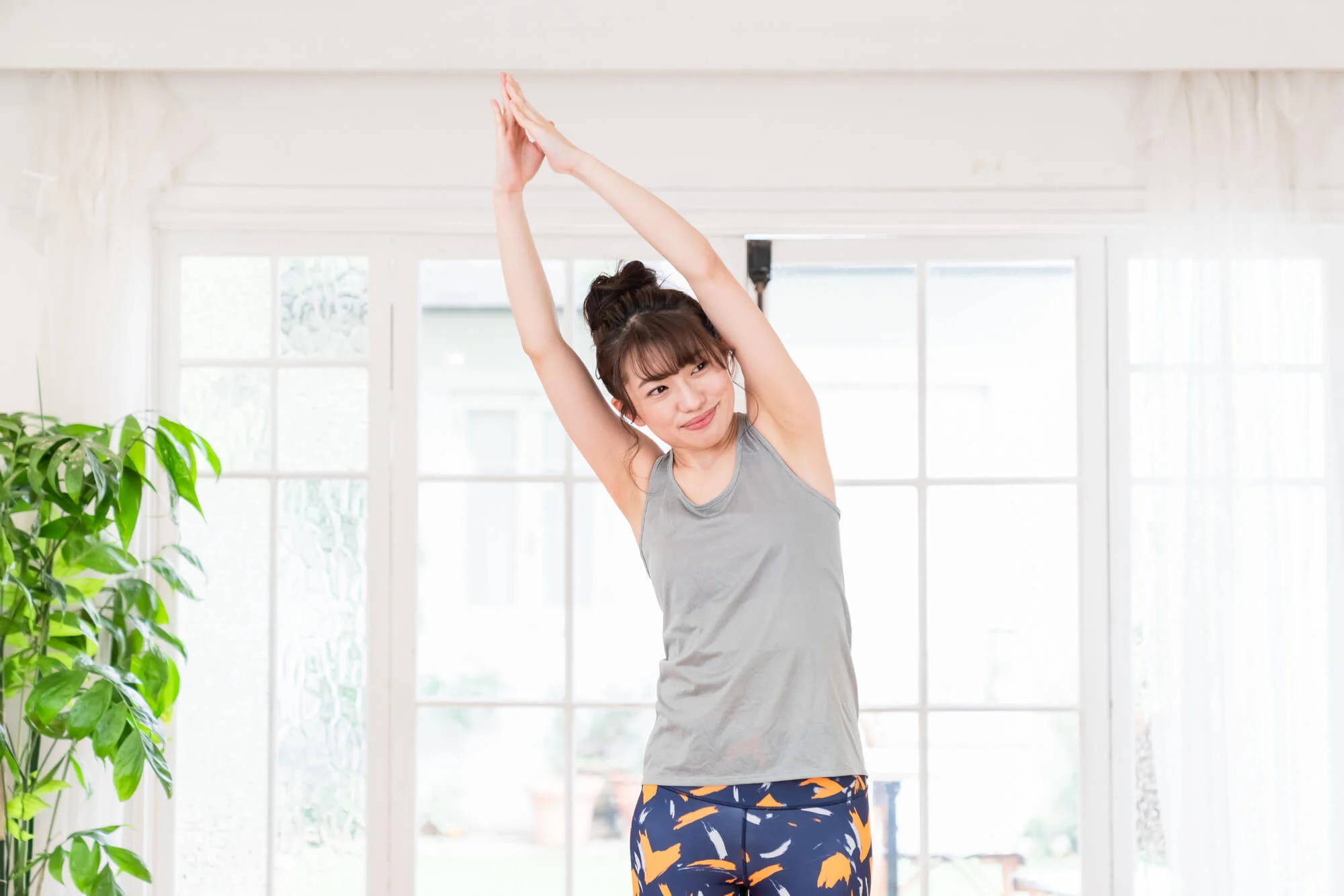 室内でエクササイズに取り組む女性