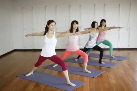 ヨガはヨガ教室やスポーツジムなど様々な場所でできる