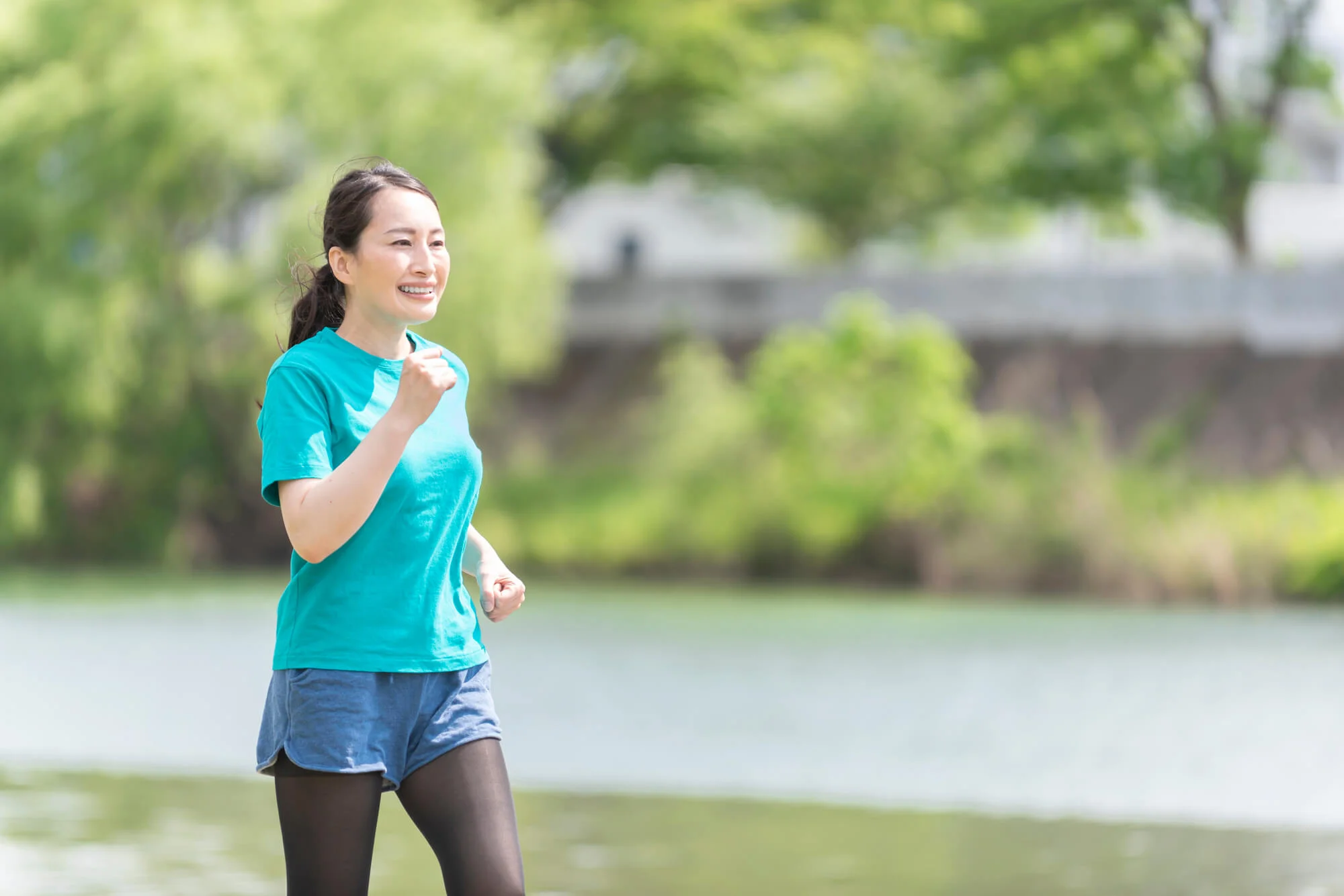 屋外でウォーキングする女性