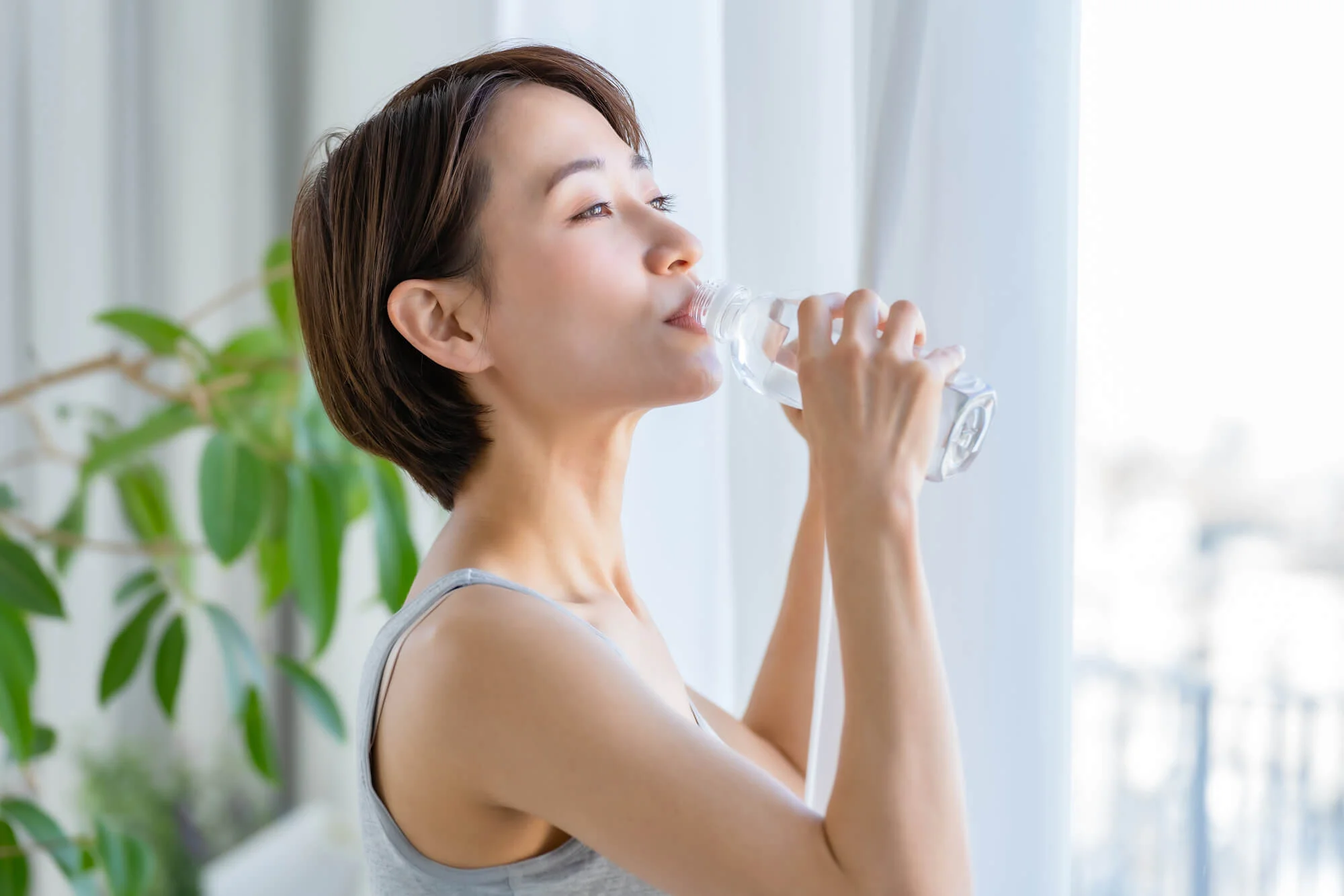 室内で水を飲む女性