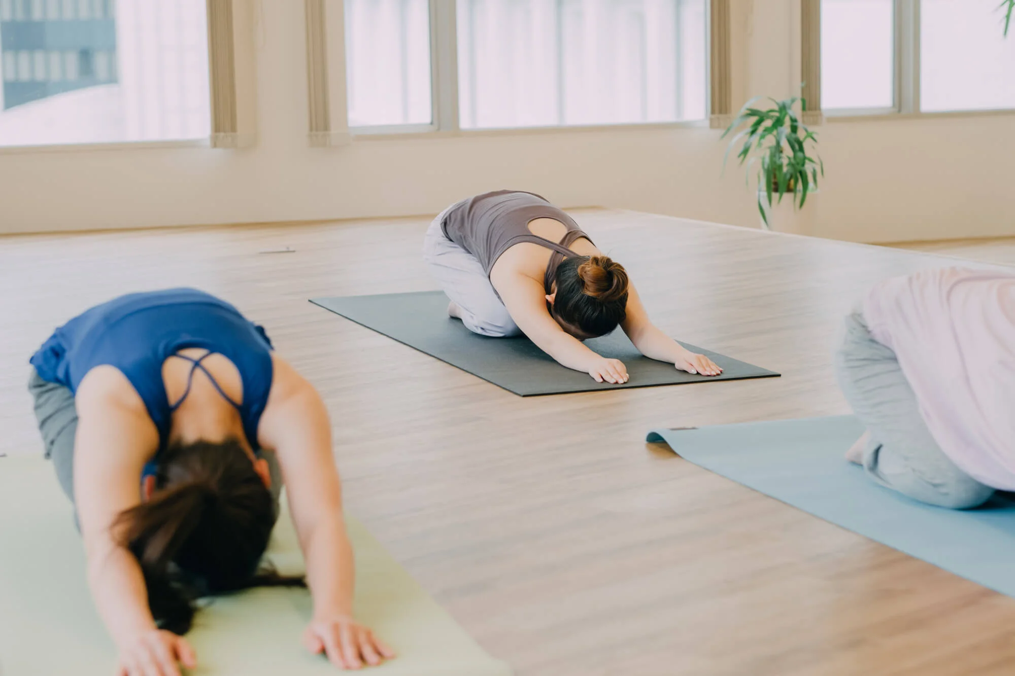 チャイルドポーズをする女性たち