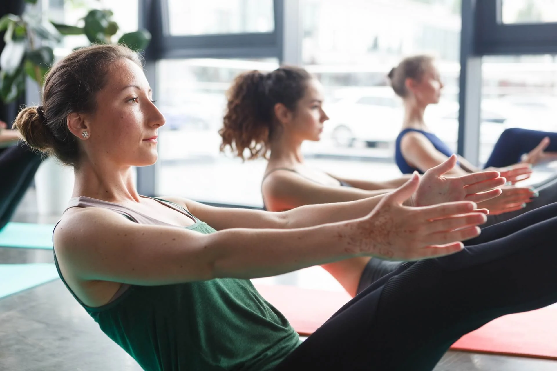 ピラティスをする女性