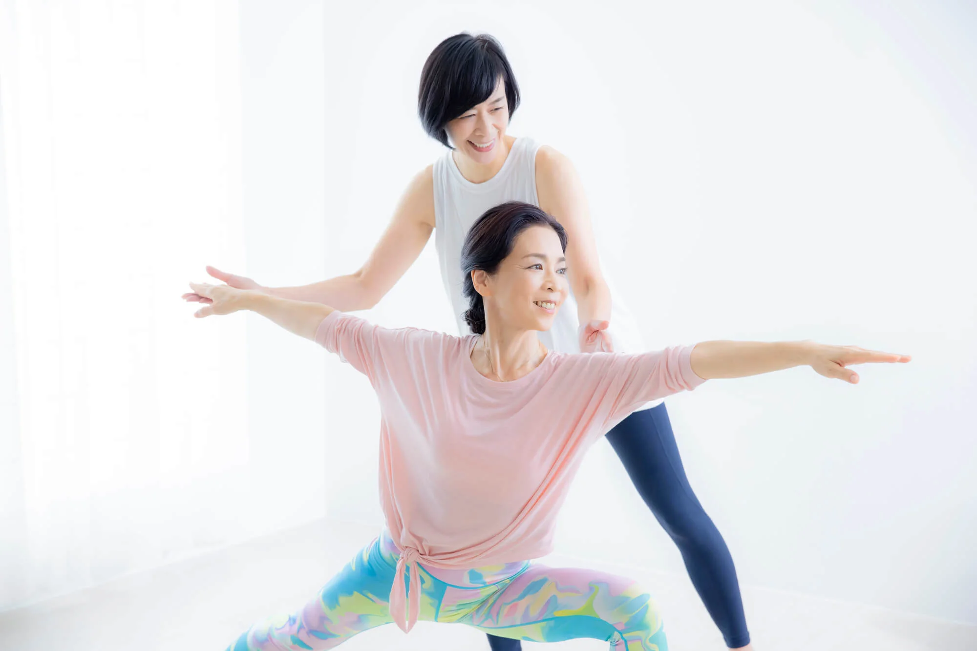 ピラティスのレッスンを受ける女性とエデュケーター