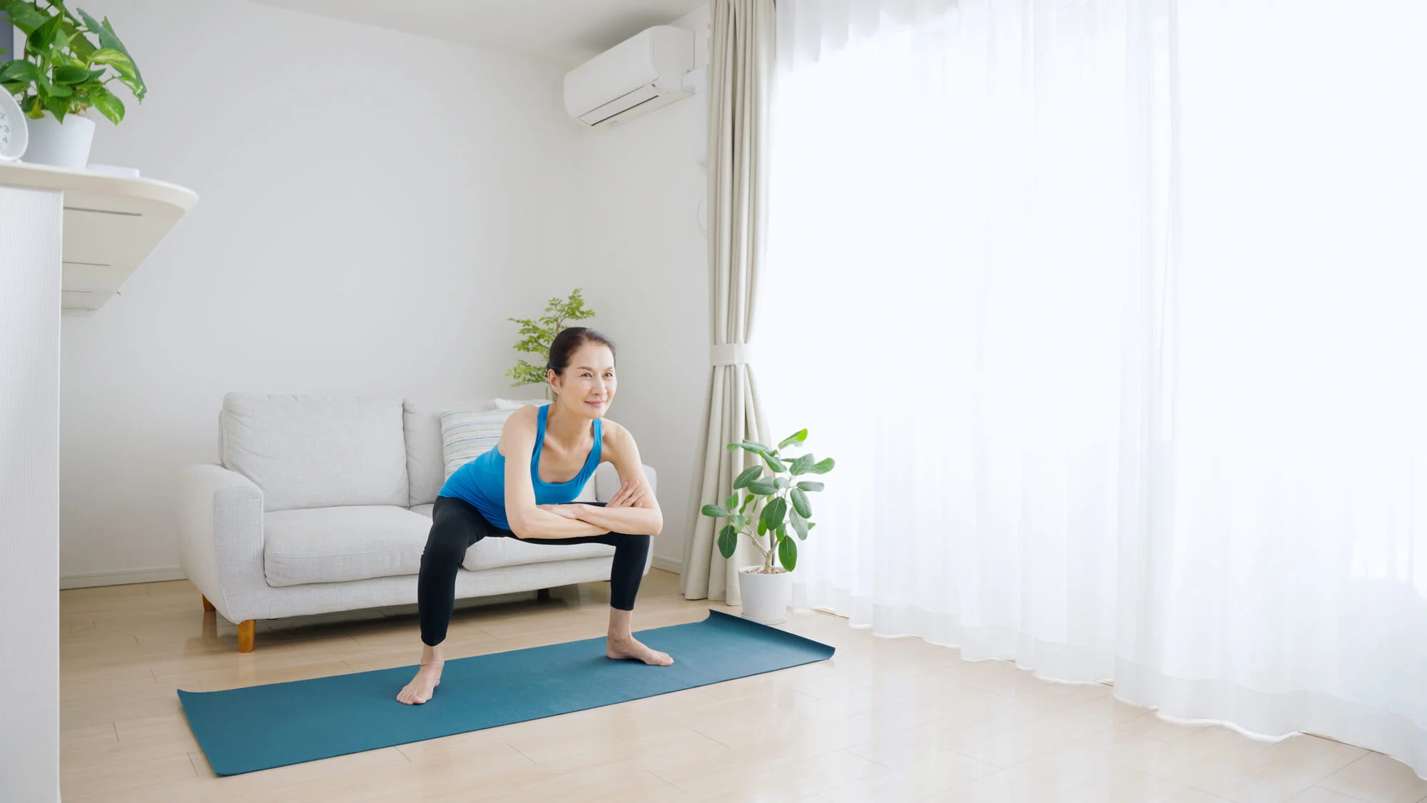 自宅で筋トレに励む女性