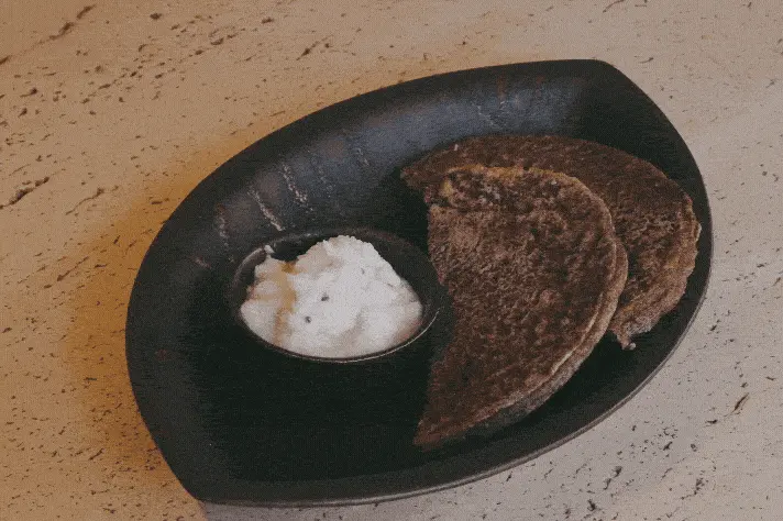 recipe.08 ラギ粉のミニドーサとココナッツチャツネ｜消化にも軽いラギ粉のドーサ、甘じょっぱいココナッツチャツネを添えて