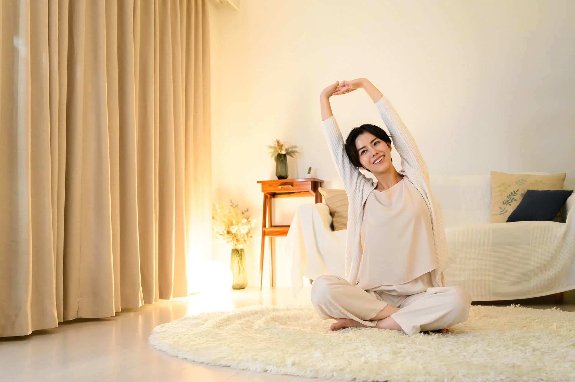 座禅を組み、ストレッチする女性