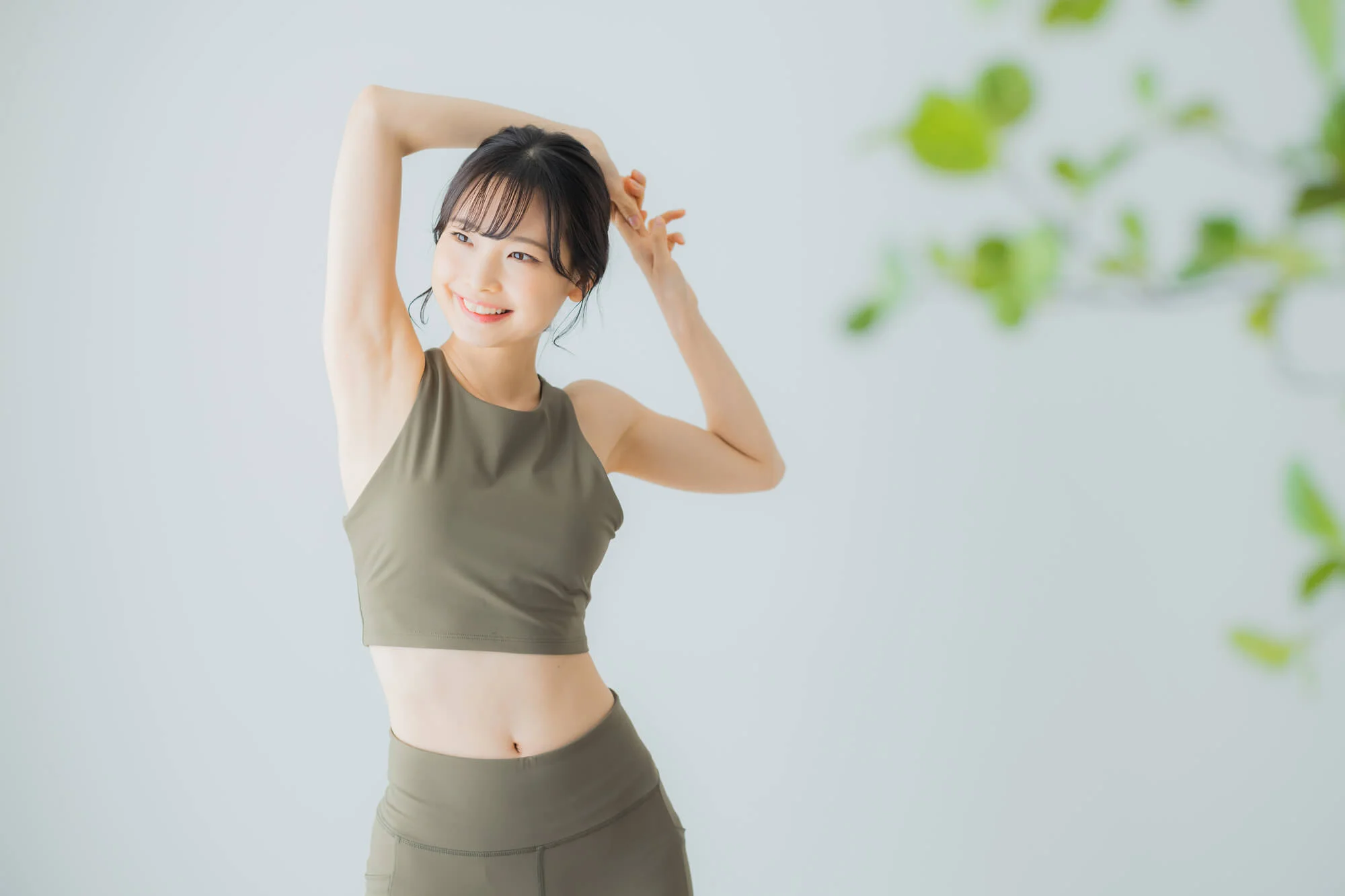 笑顔でエクササイズを行っている女性