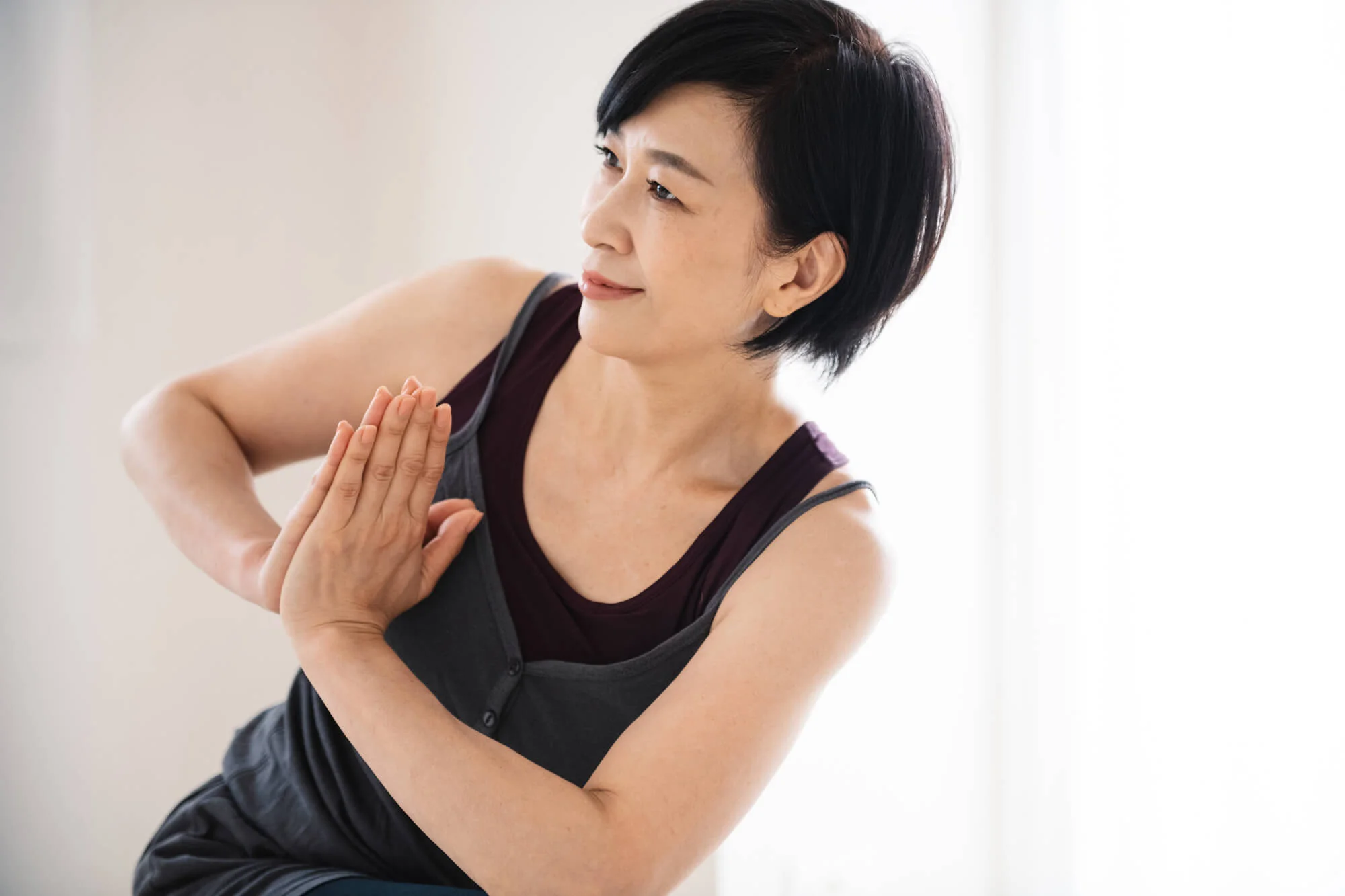 ヨガに取り組む女性