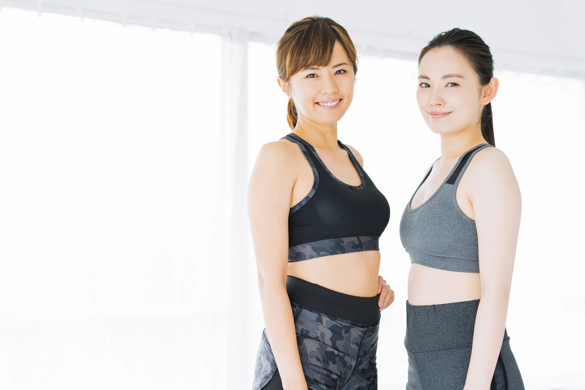 スポーツウェアでほほ笑む女性2人