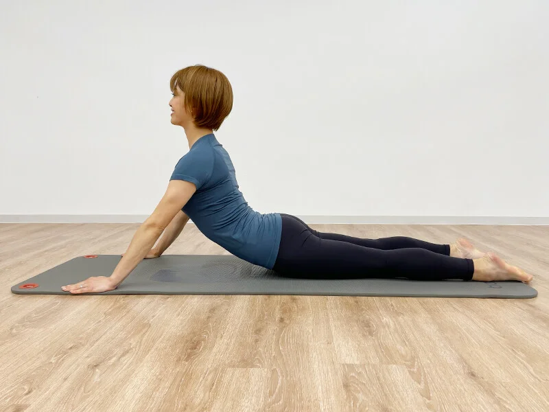 ピラティスをする女性