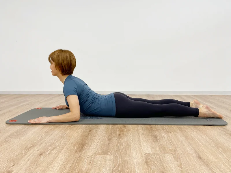 ピラティスをする女性