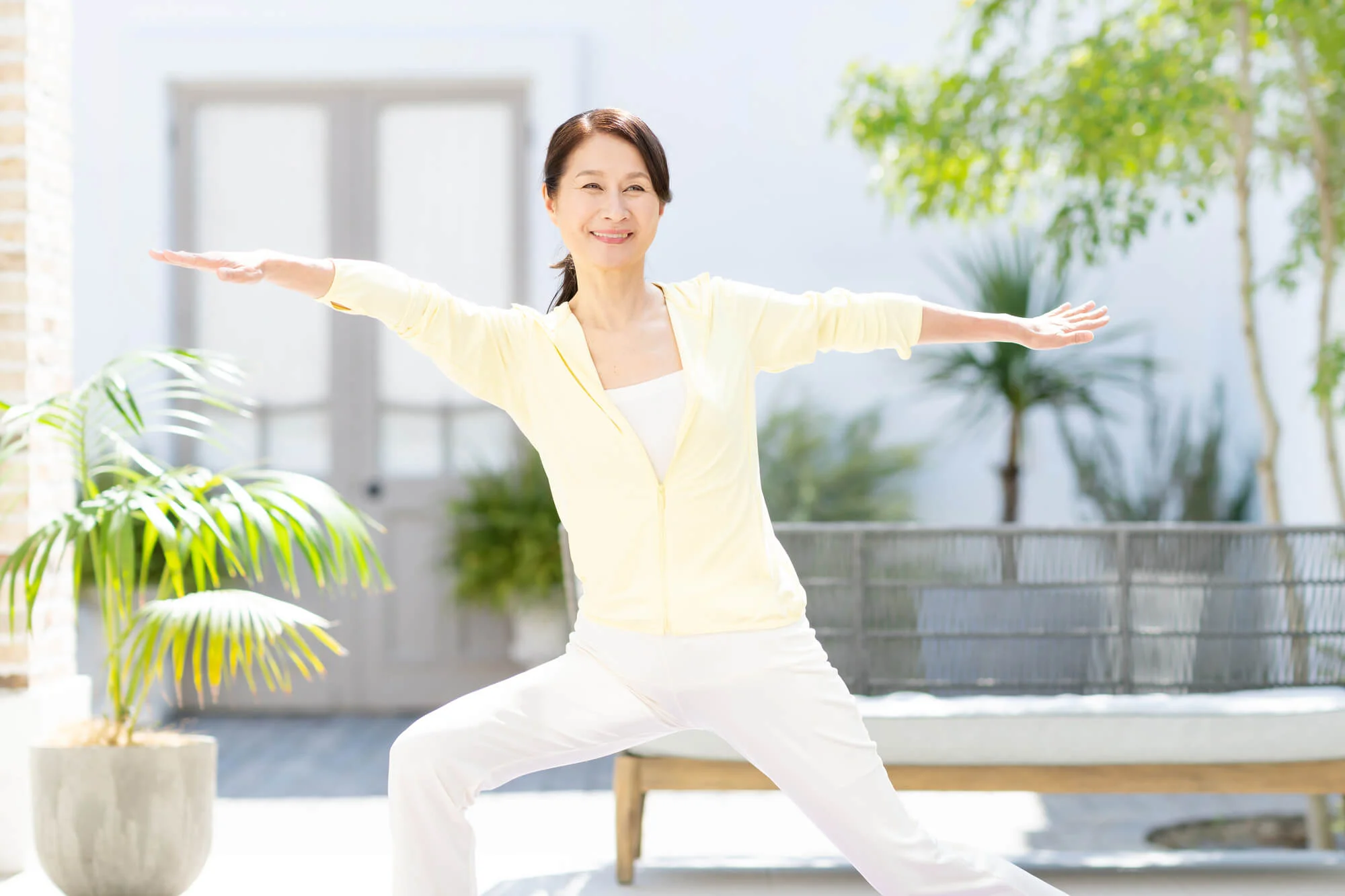 笑顔でピラティスをする女性