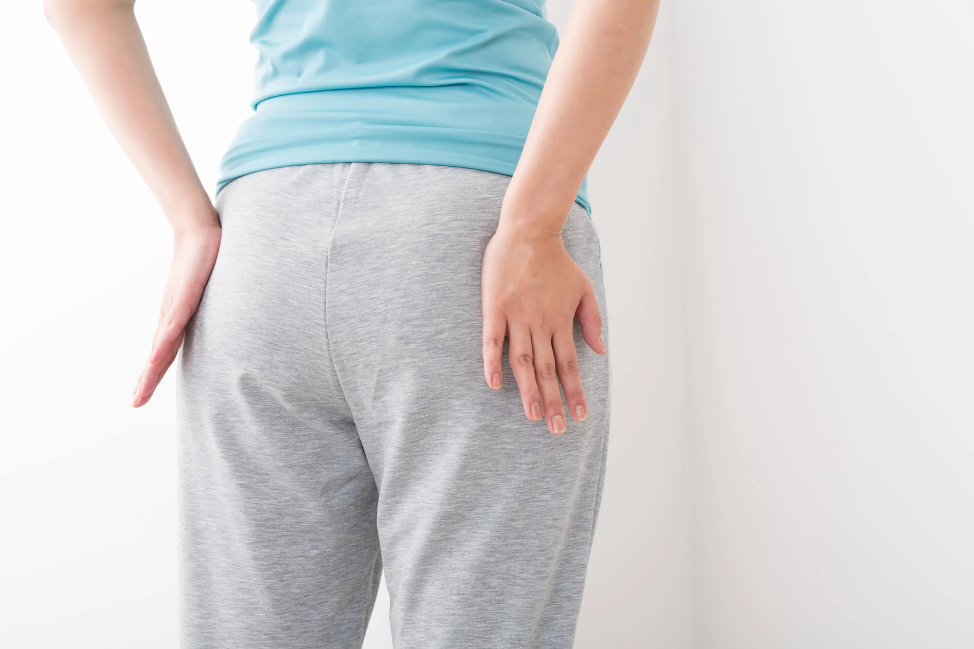 お尻に手を当てている女性