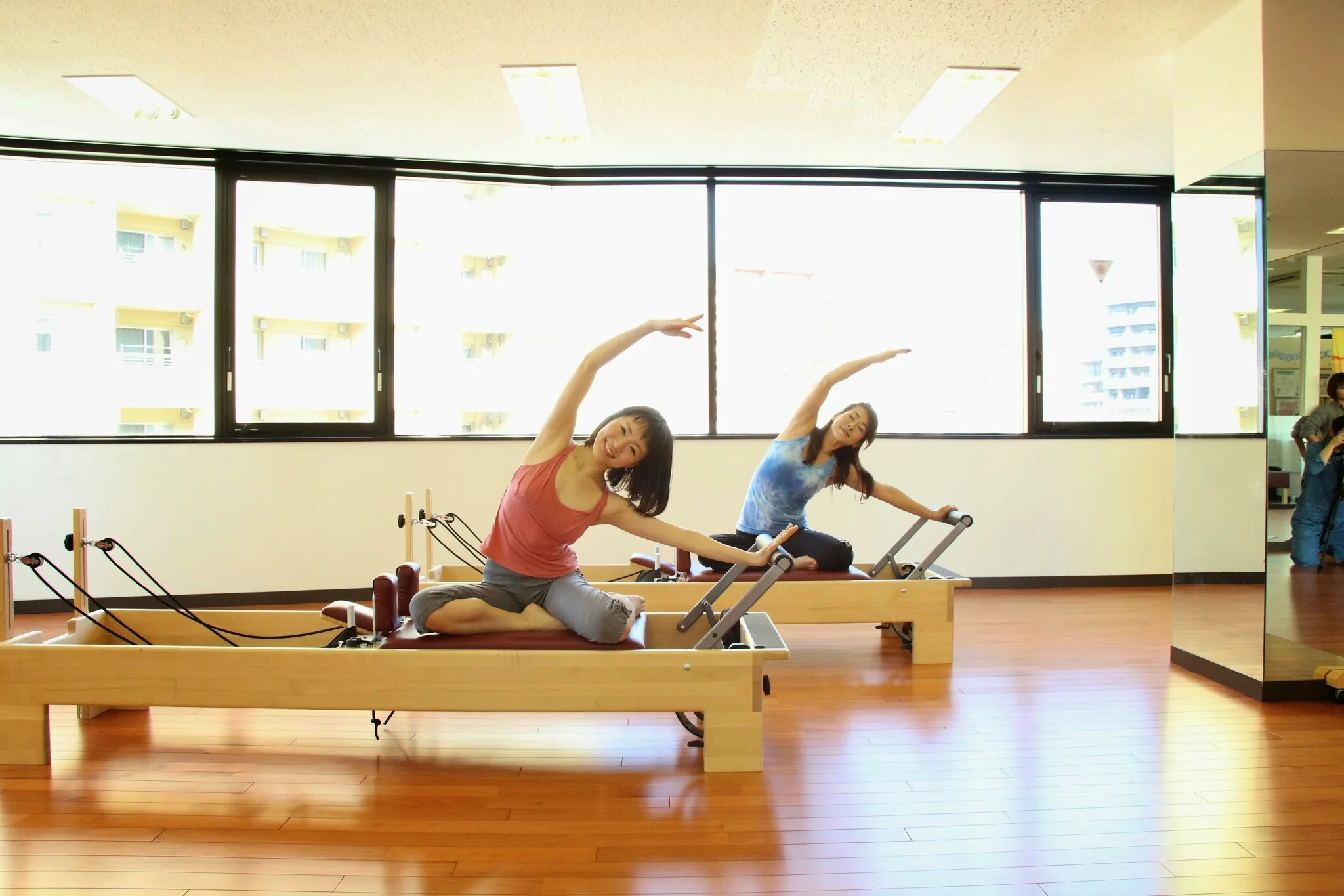 マシンピラティスをする女性