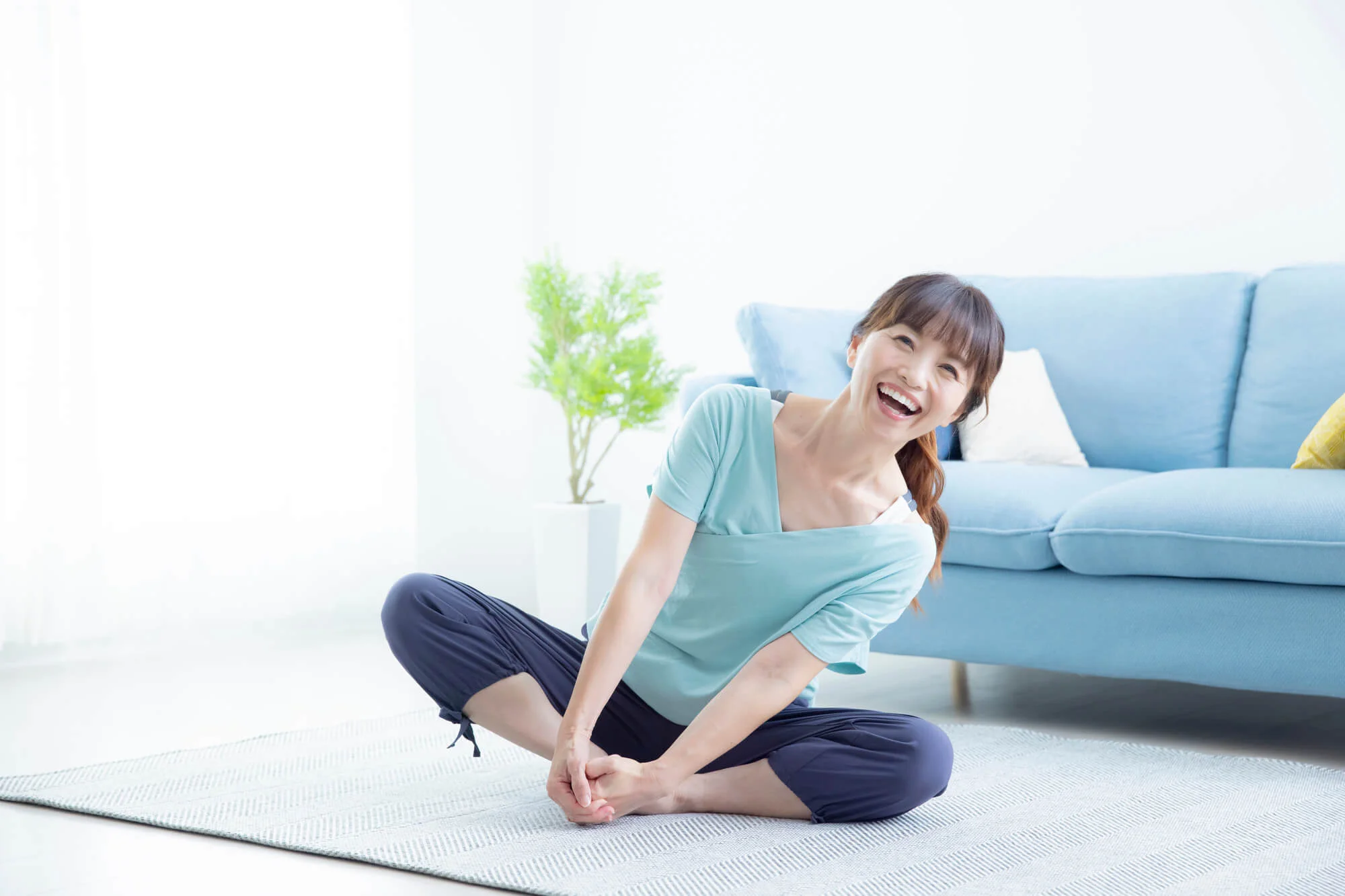 笑顔で座禅を組む女性