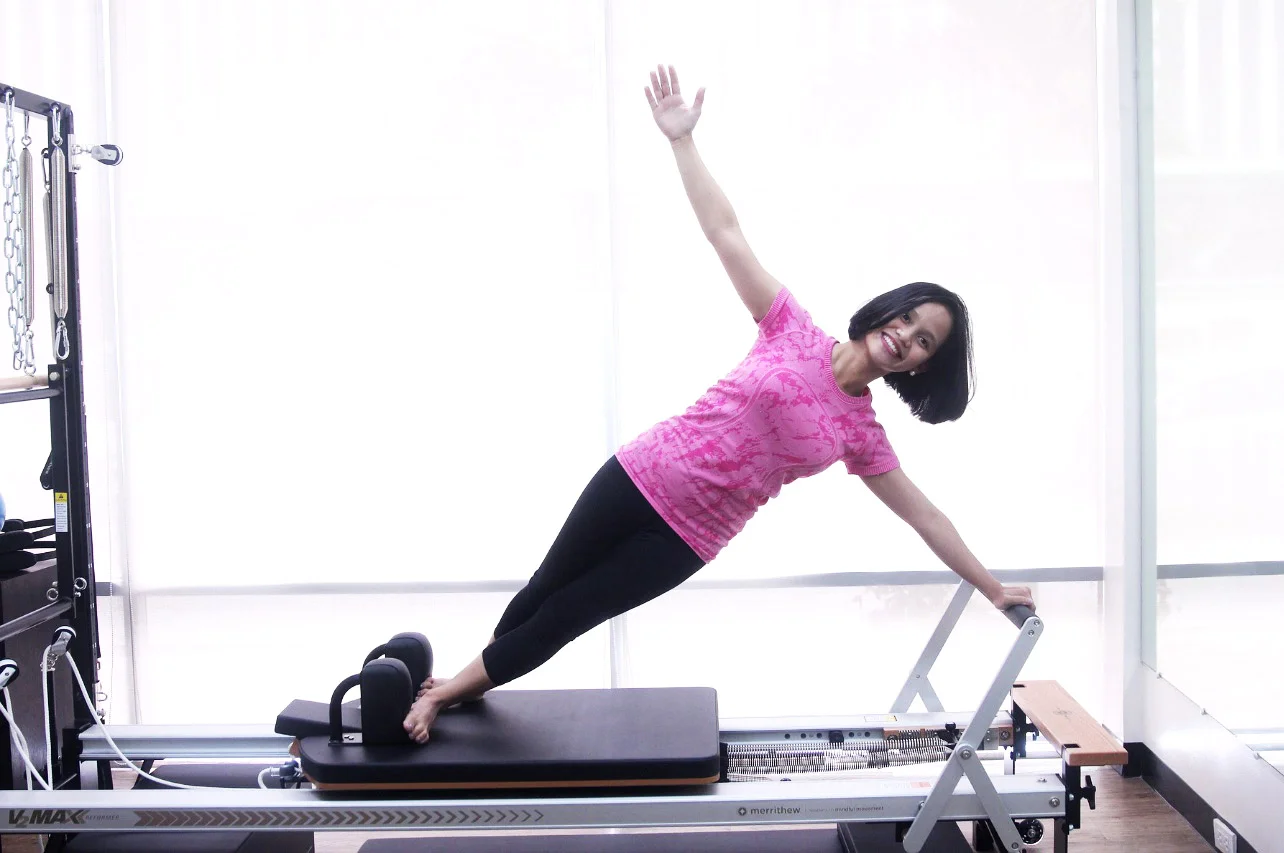 マシンピラティスを行う女性