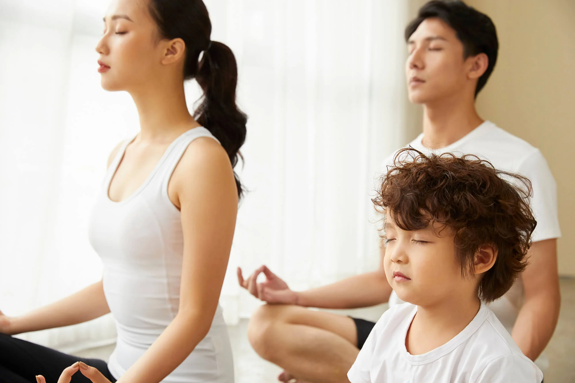 座禅を組む女性と男性と男の子