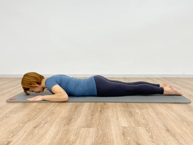 ピラティスをする女性