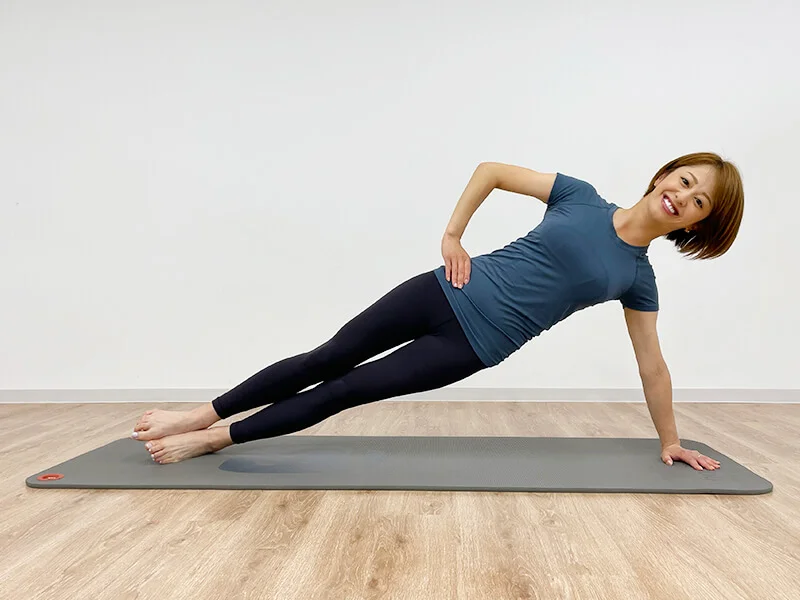 マットピラティスを行う女性