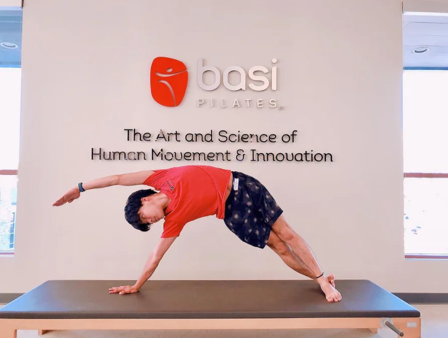 ピラティスをする男性