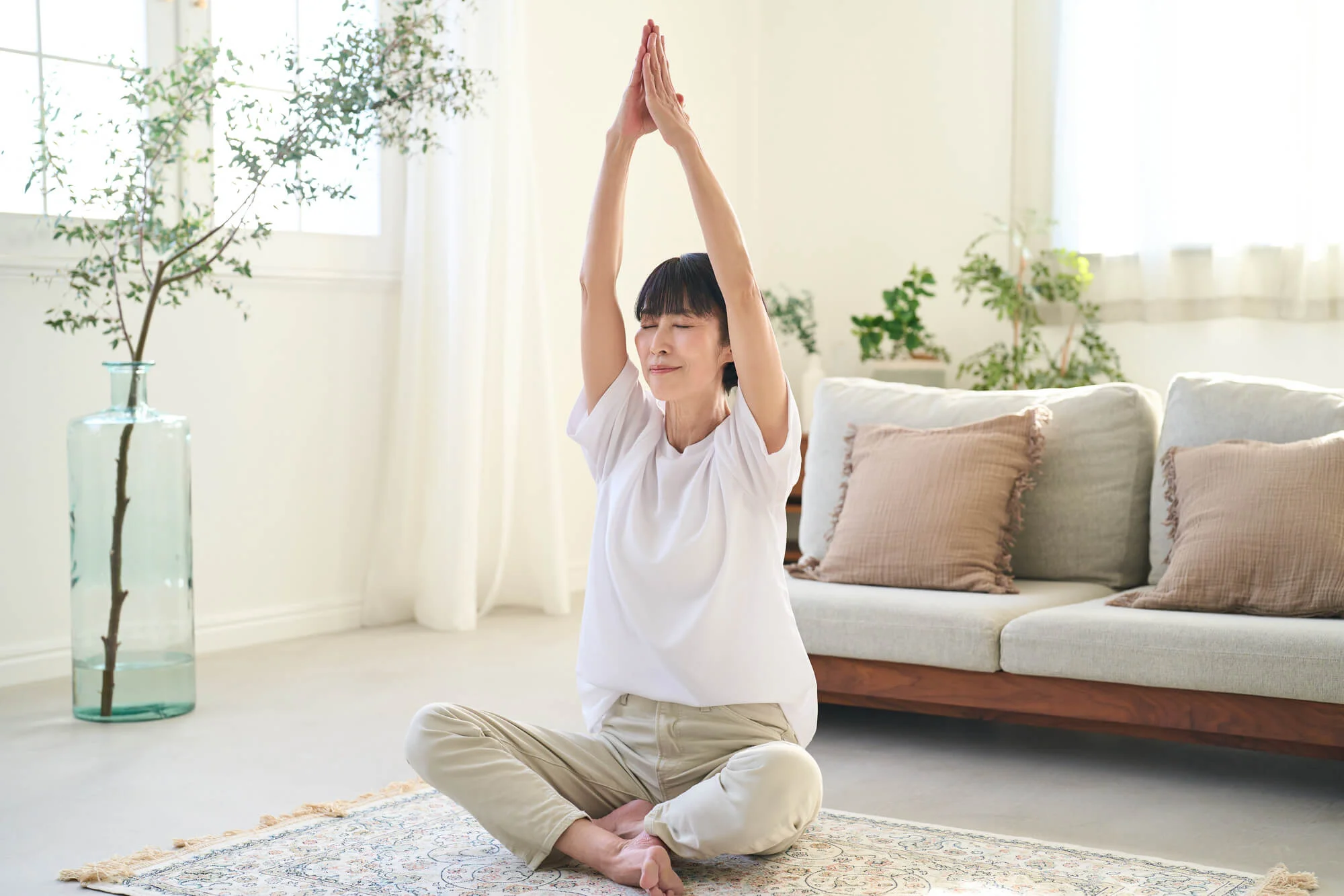 座禅を組んでエクササイズをする女性