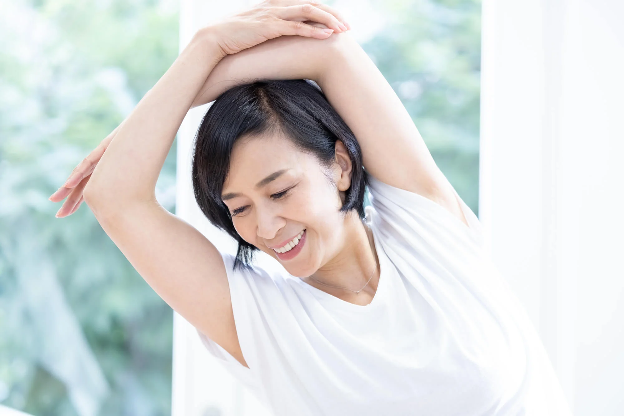 上半身を右に傾けてストレッチする女性