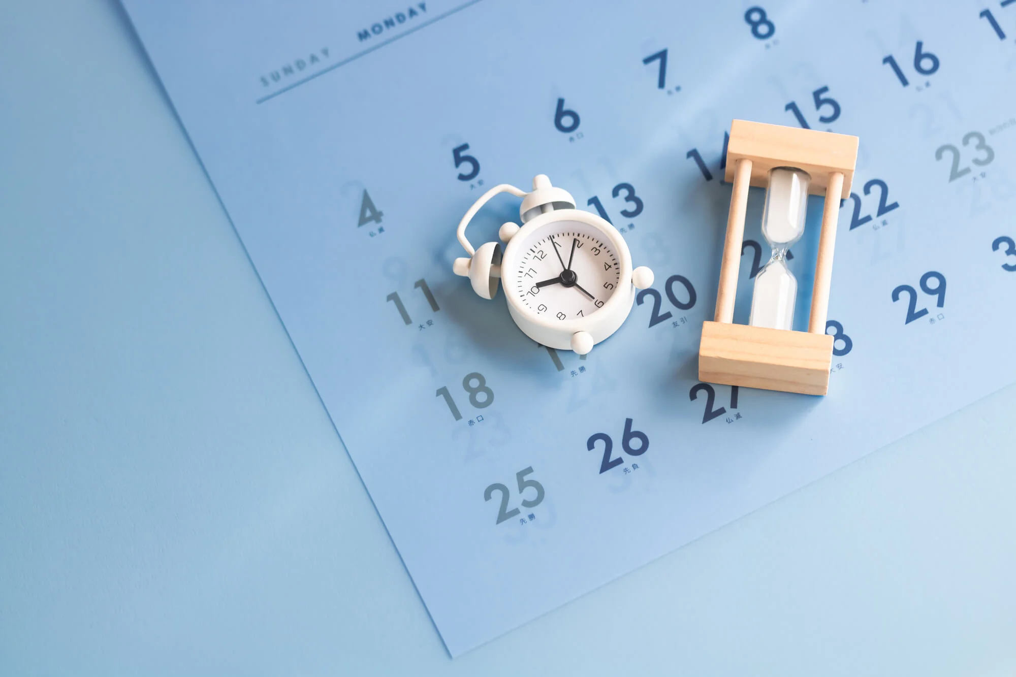 カレンダーと目覚まし時計と砂時計