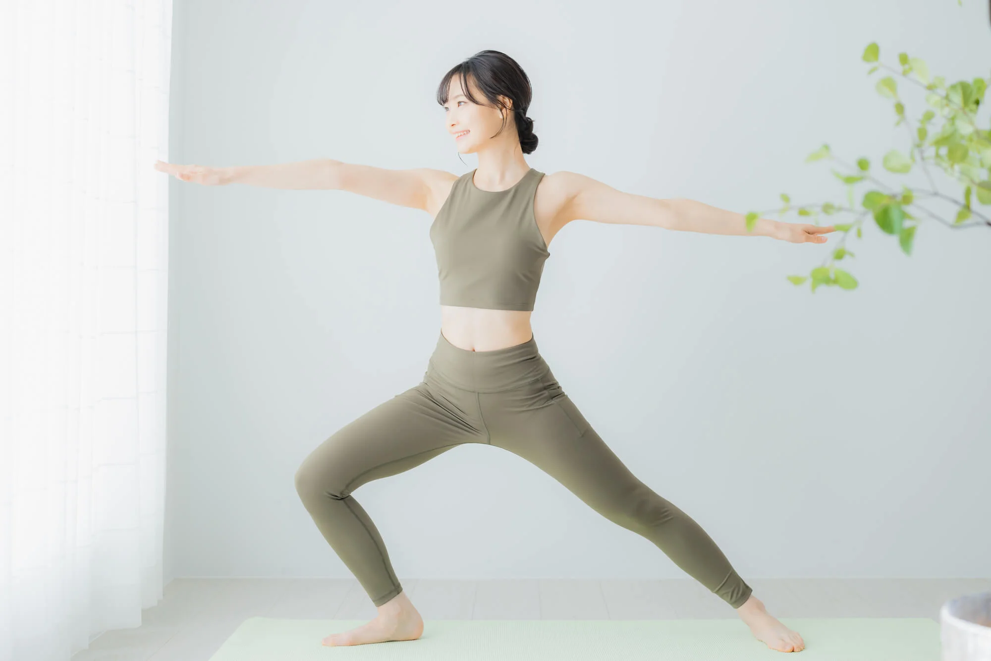 両手・両足を大きく広げてストレッチする女性