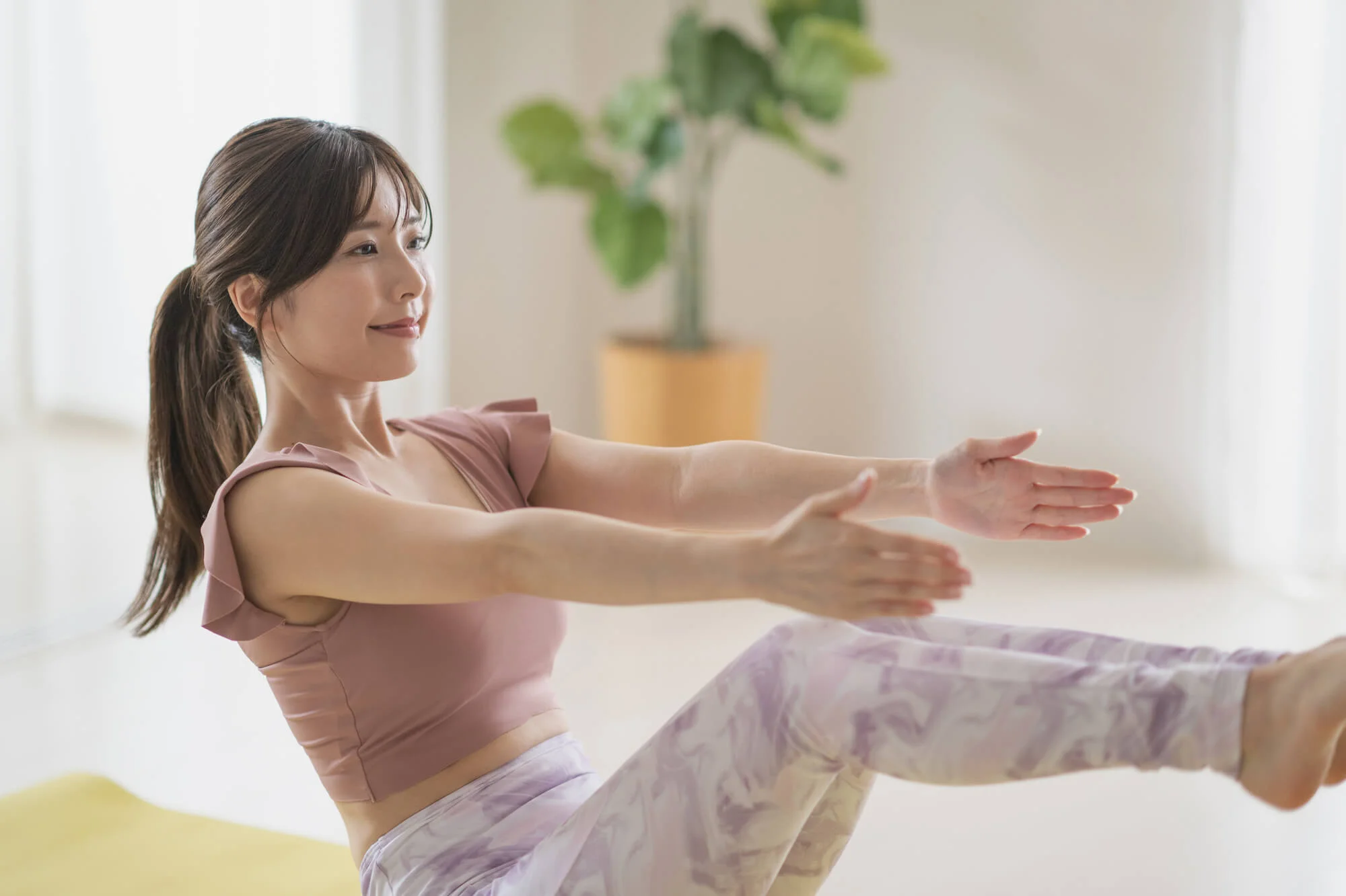 笑顔でエクササイズをする女性