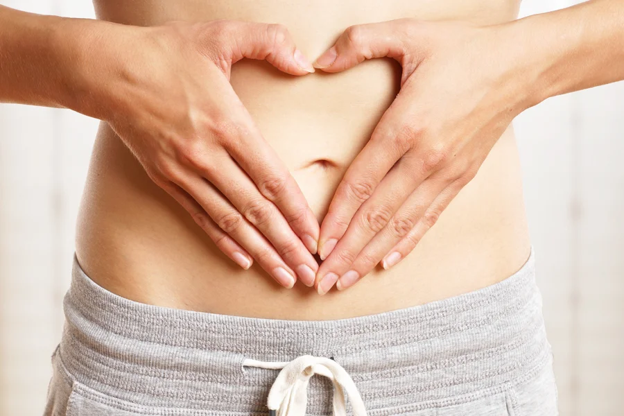 おなかに手を当てハートマーク