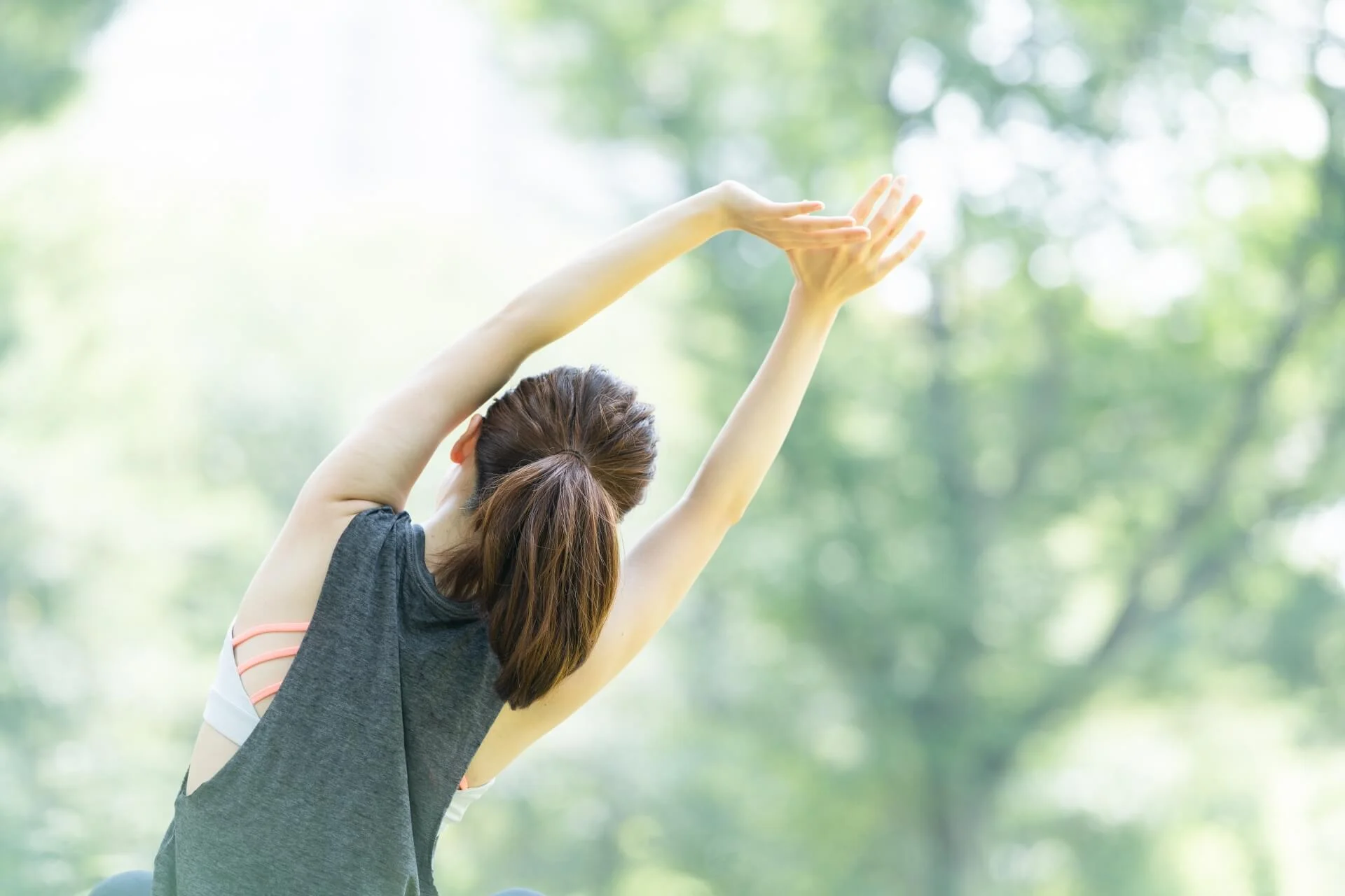 伸びをする女性