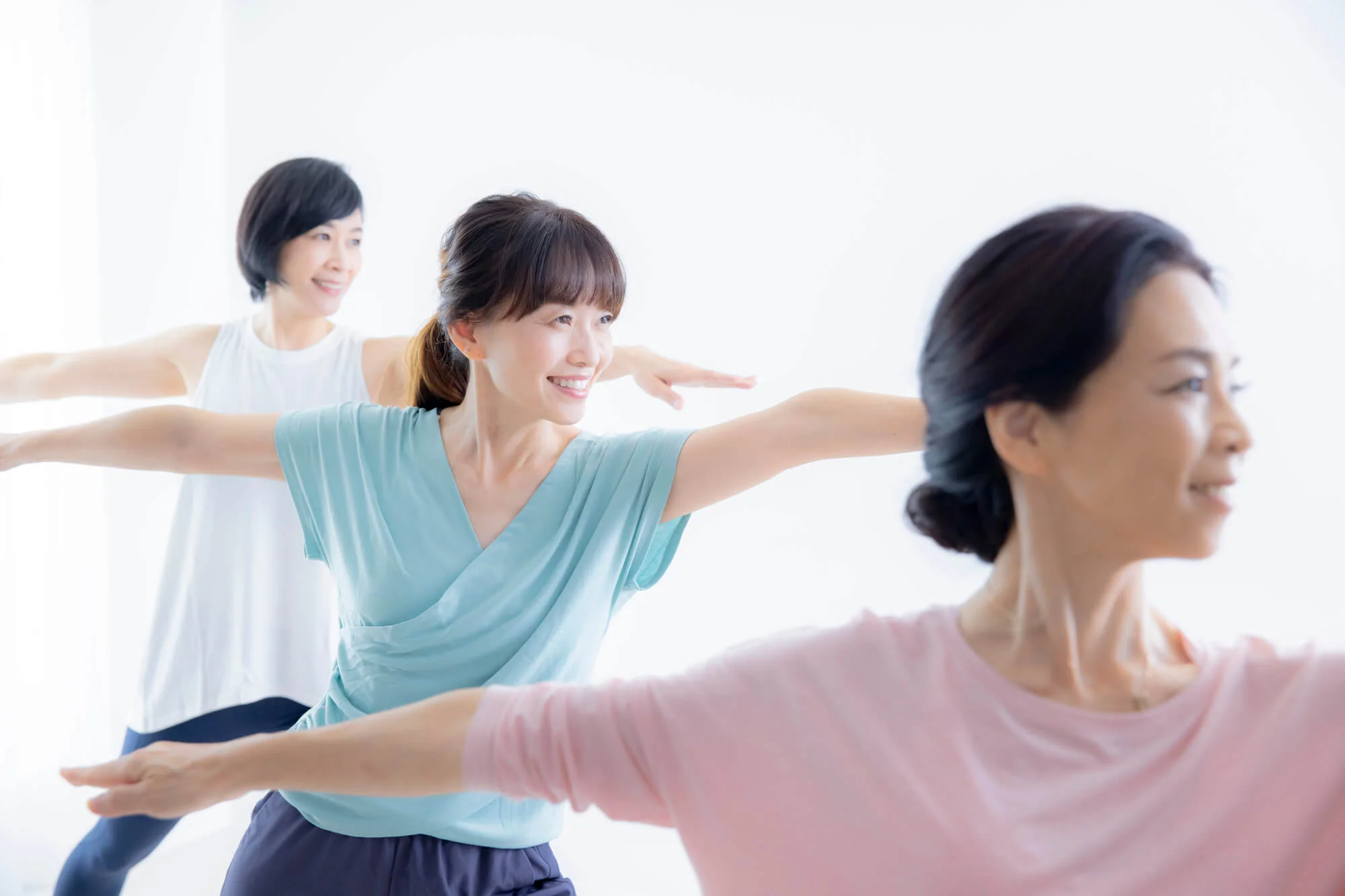 ストレッチに取り組む3人の女性