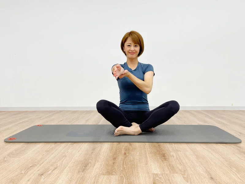 ピラティスをする女性