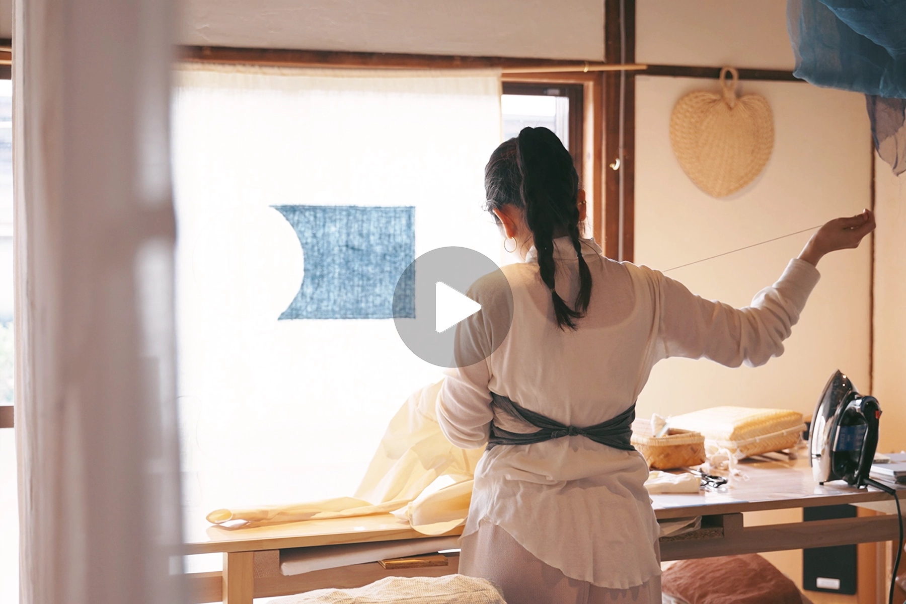 デッドストックの布でつくられる、刺繍のタペストリー、クロス、座布団に心ほどかれる「atelier & shop "Baai"」
