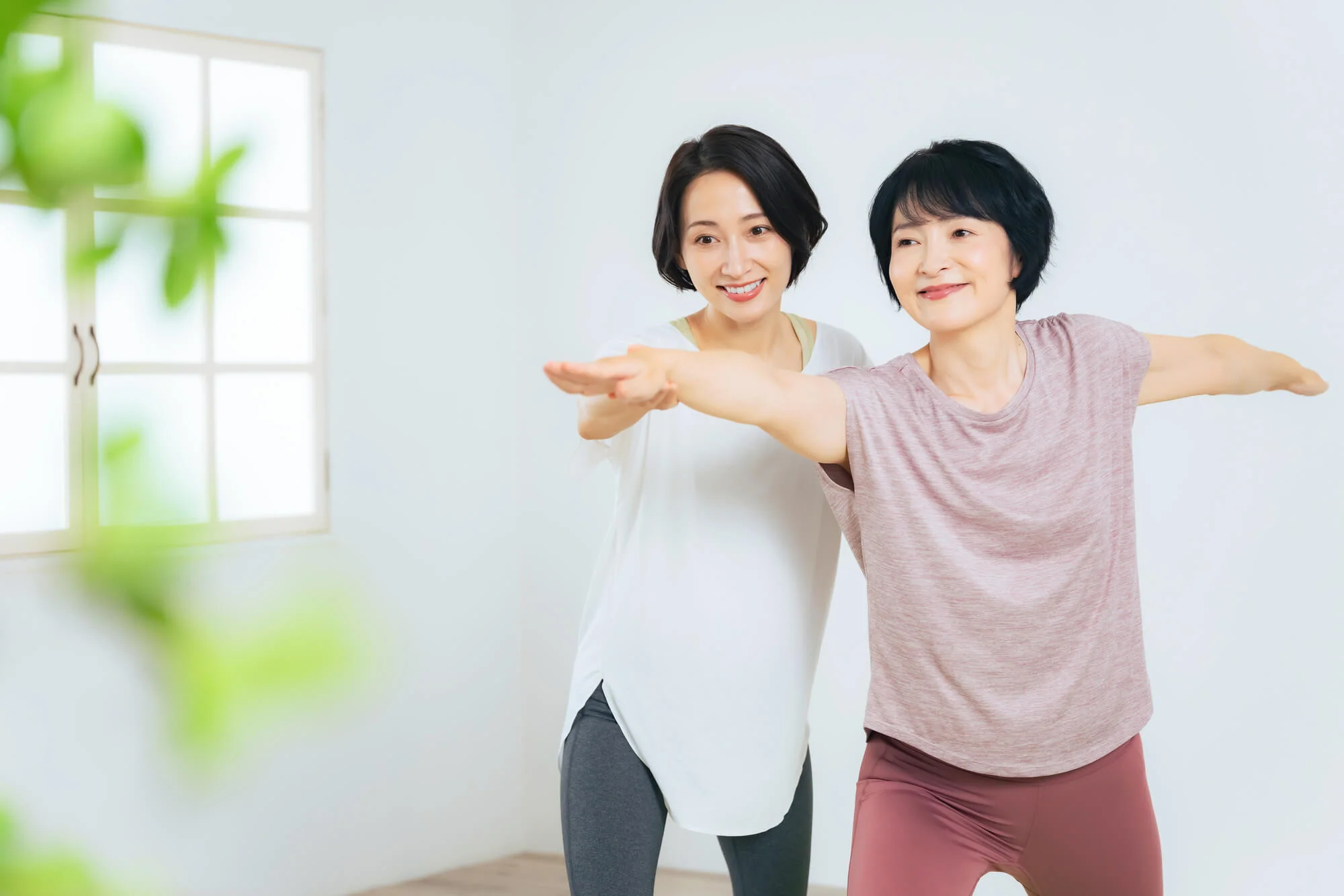 ヨガのレッスンを受ける女性