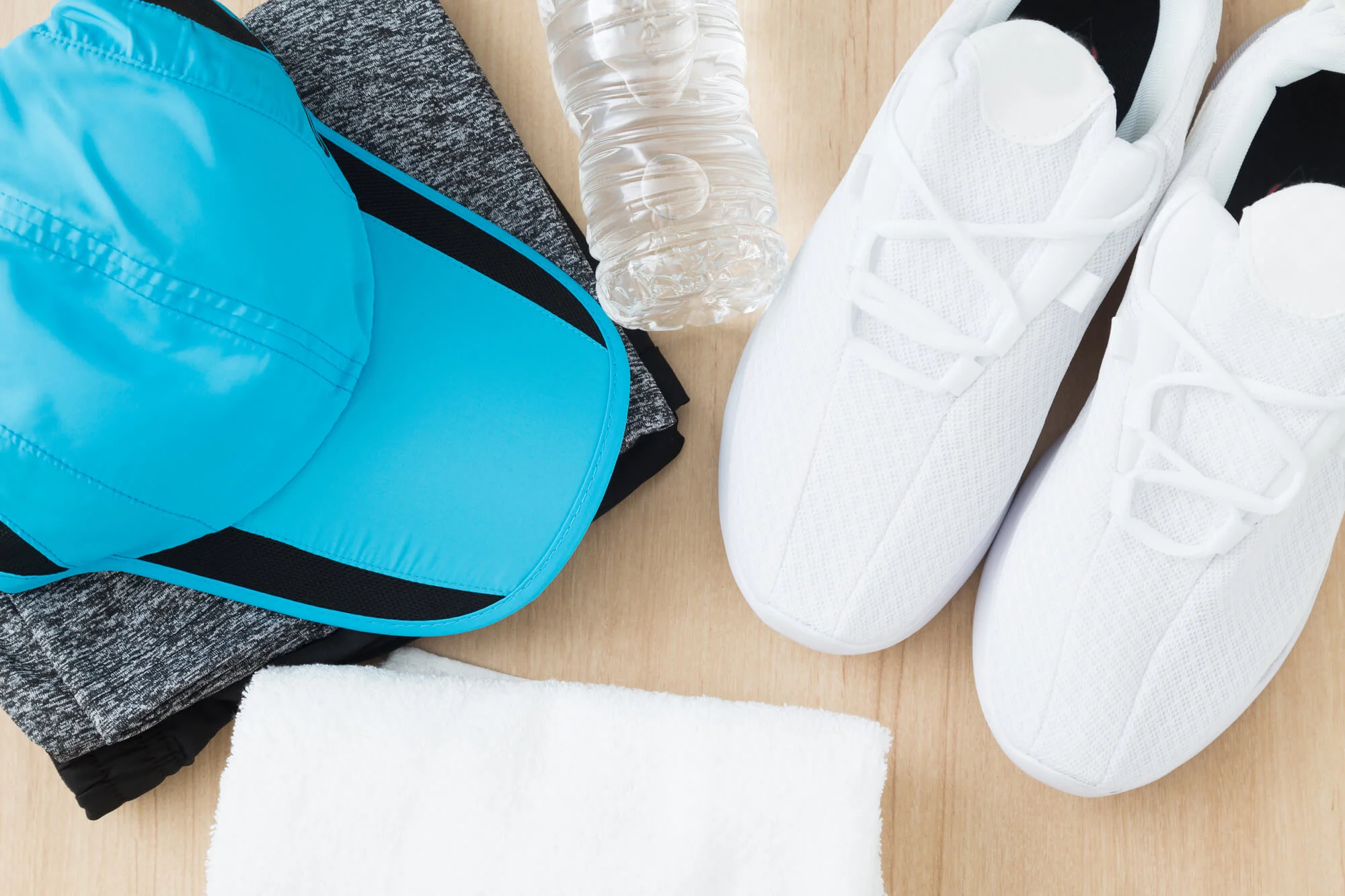 運動着と水、タオル、帽子、靴