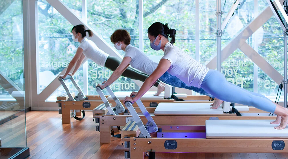 ピラティスを行う3人の女性