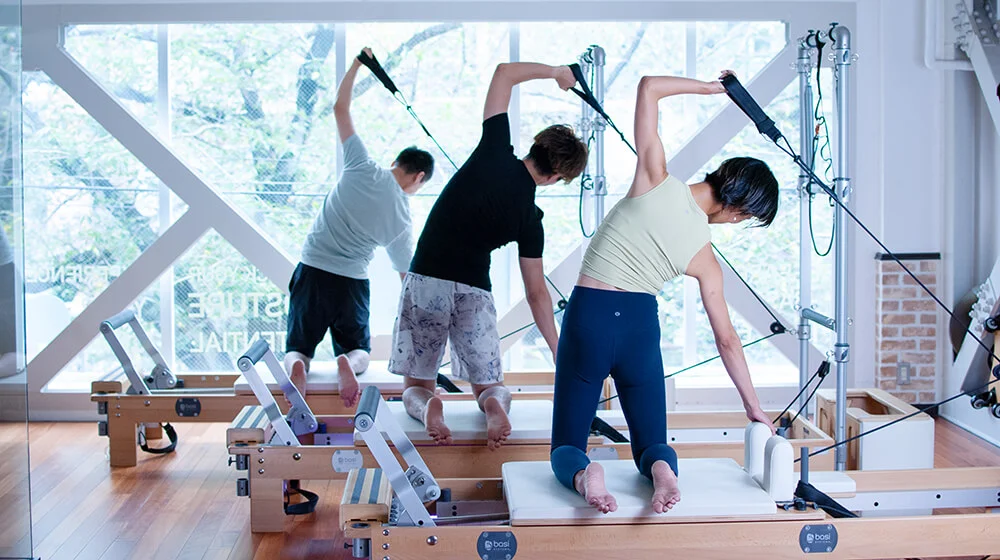 リフォーマーピラティスのグループレッスン